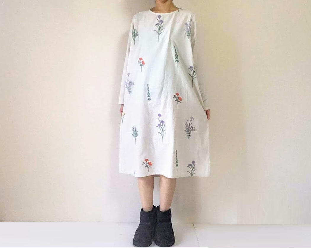 刺繍の草花柄ワンピース　blackが再入荷しました！