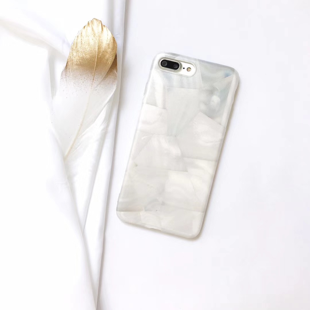 純粋で清潔感のある上品なホワイト大理石風デザインのスマートフォンケース