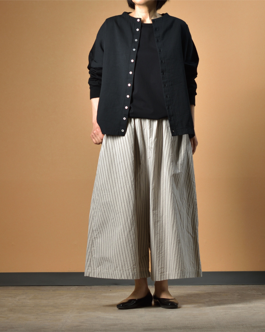 黒のグラデーションで魅せる、大人の春コーディネート