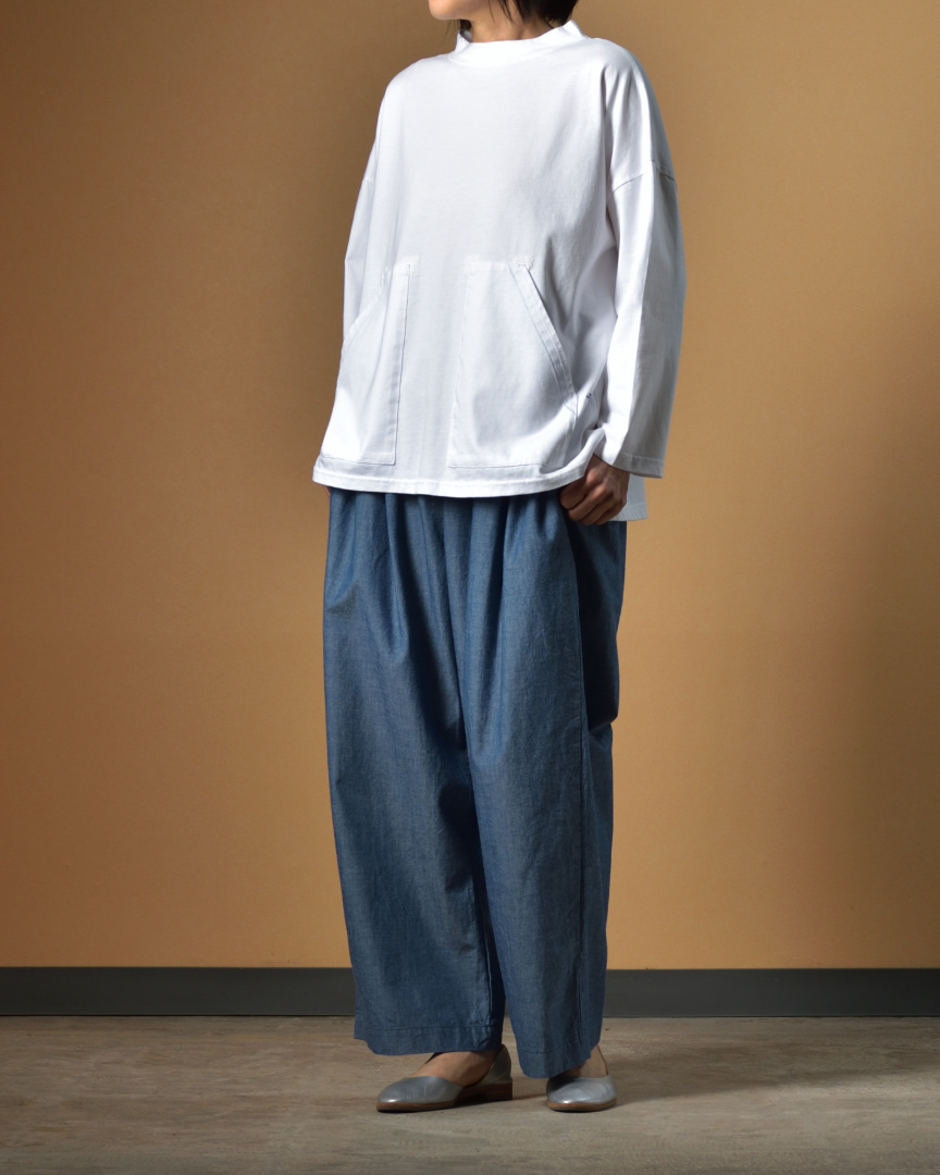 ４月の始まりは、スッキリ大人カジュアルで。