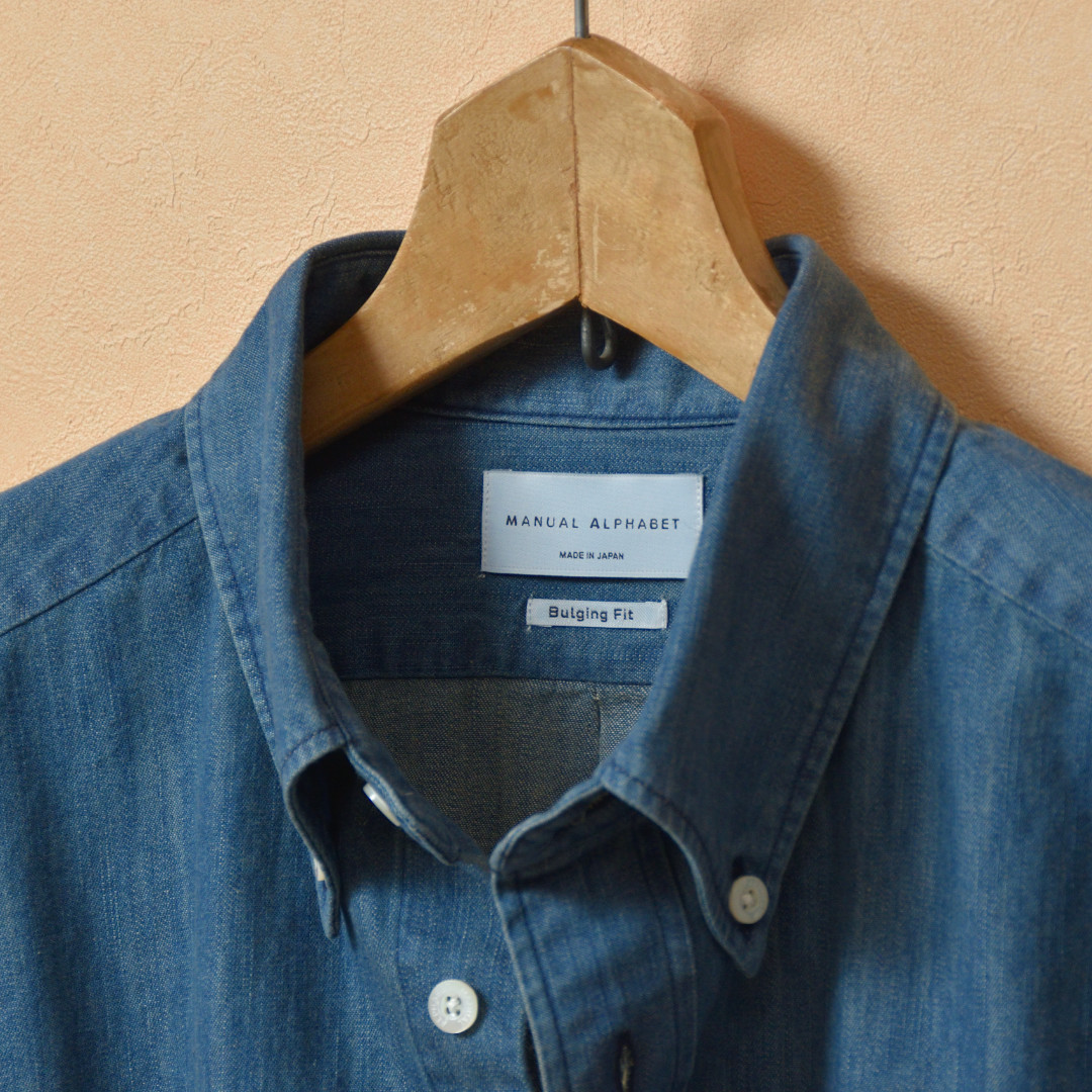 マニュアルアルファベットの定番B.D.シャツに、待望のゆったりサイズを追加しました。
