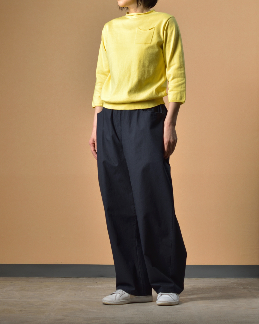 春の軽やかさを纏う。カーブパンツと7分袖ニットの大人のコーディネート