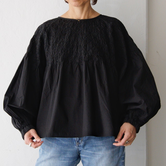 【再入荷】繊細なハンドスモッキングのブラウス