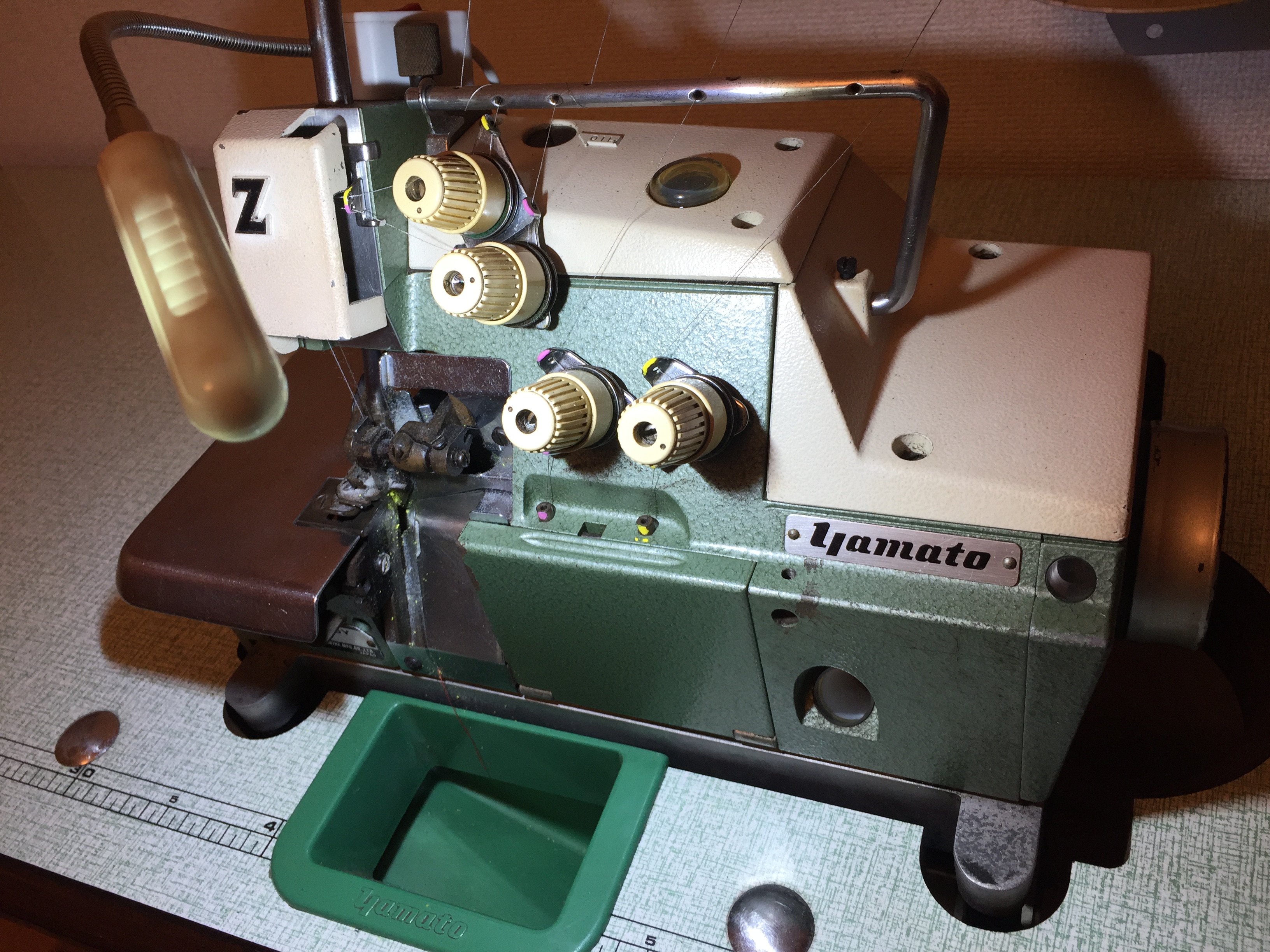 こんなミシンで縫っています。