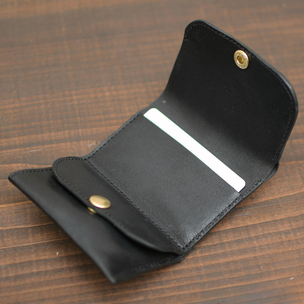 珍しく自分用にと三つ折り財布をヌメ革で製作してみました。自分にオーダーメイド。