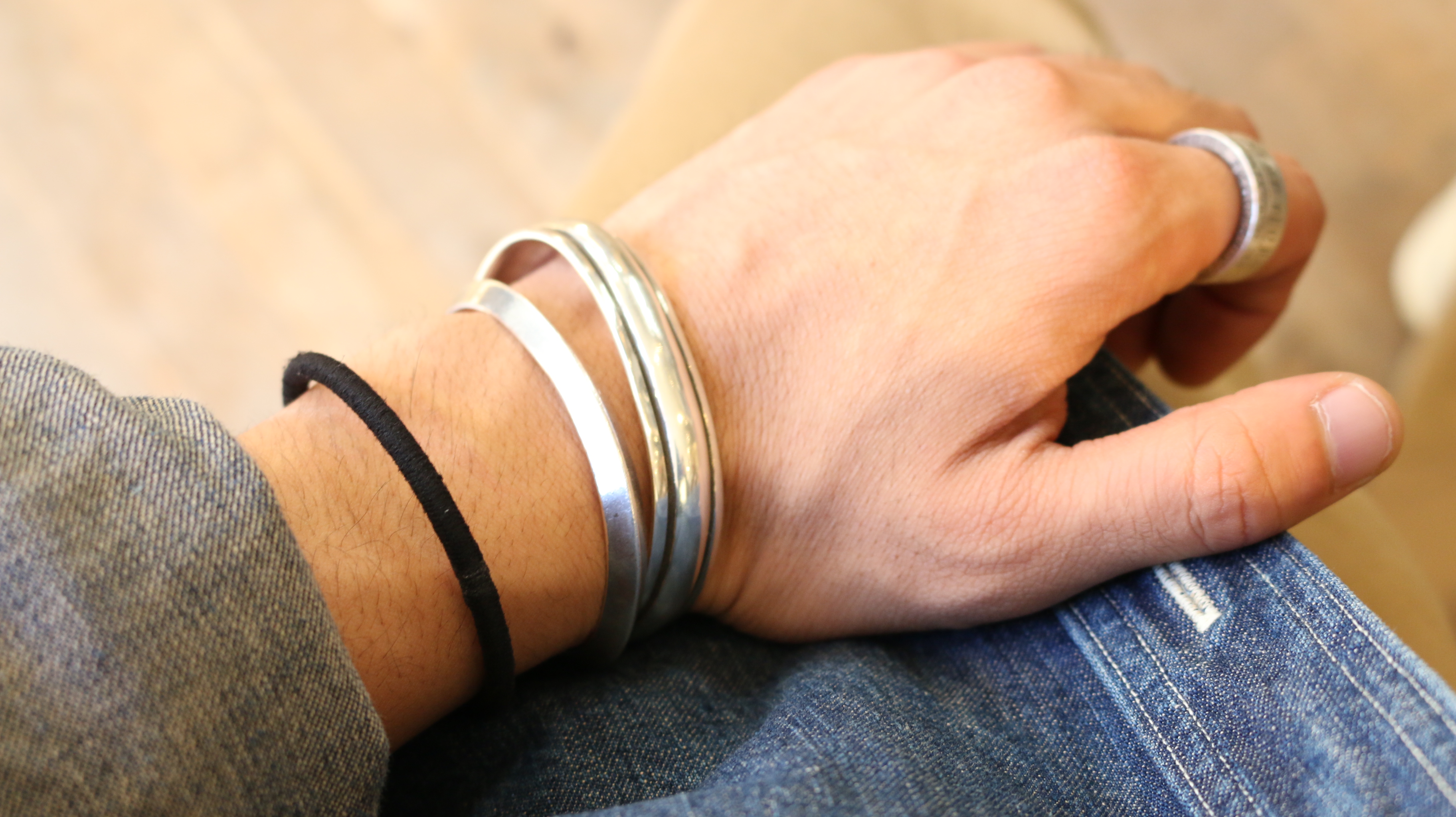 Sunkuから新作バングル入荷です。 シンプルながら存在感のあるREPOUSSE BANGLE。
