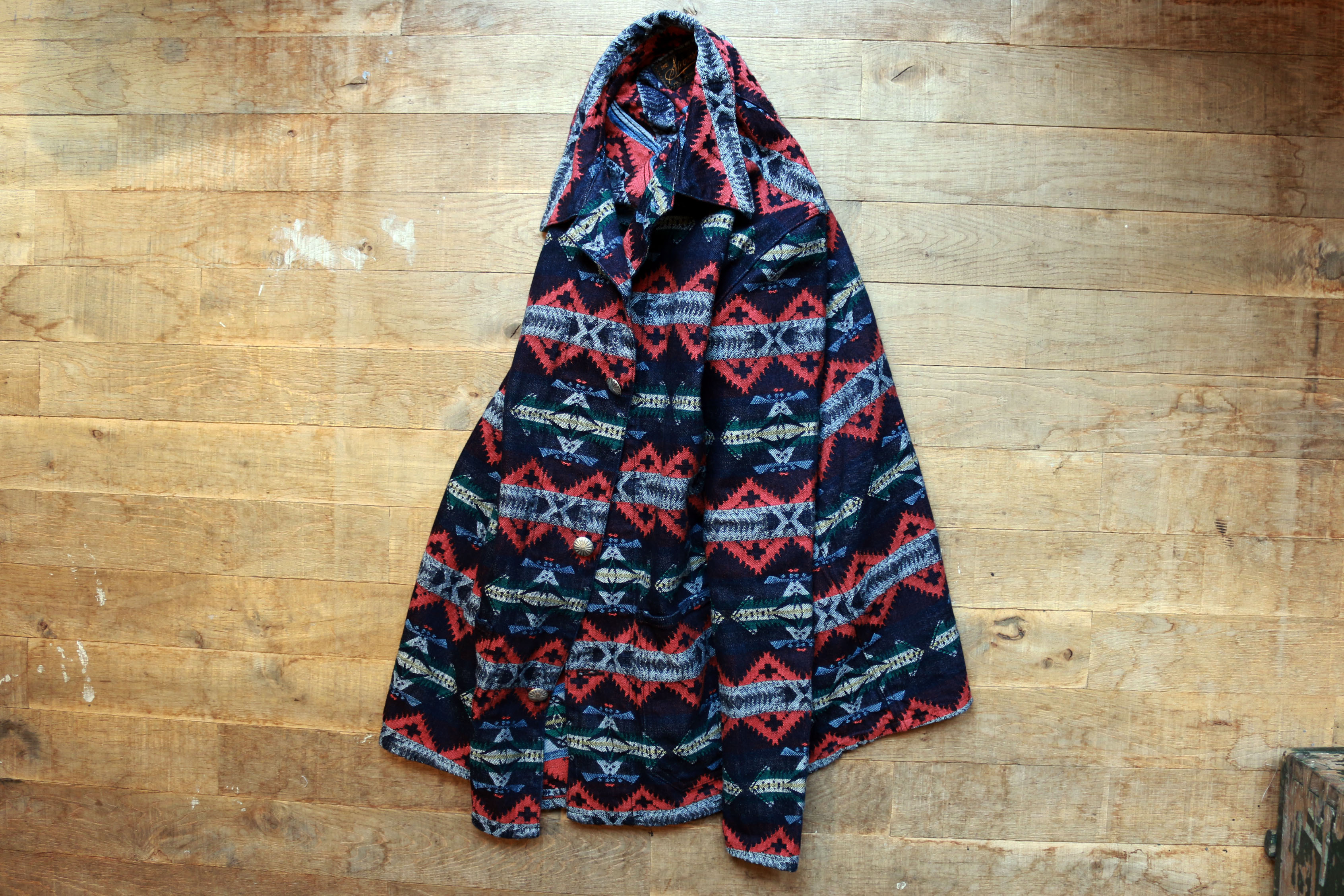 シャツ感覚で着用できる万能ジャケット！