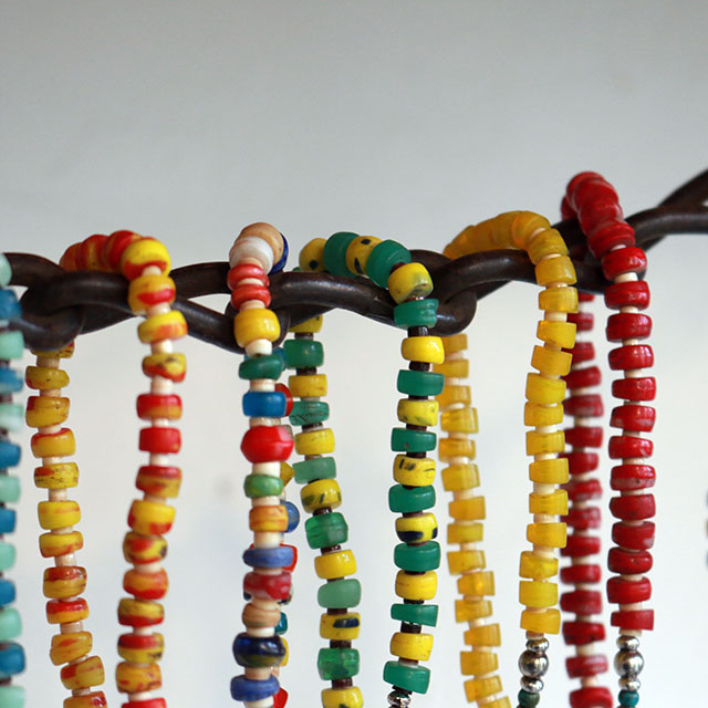 100年前のビーズを使用してブレスを制作。