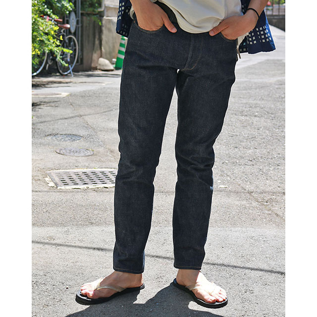 夏でも快適。 現代風のスリムテーパード ジーンズ。