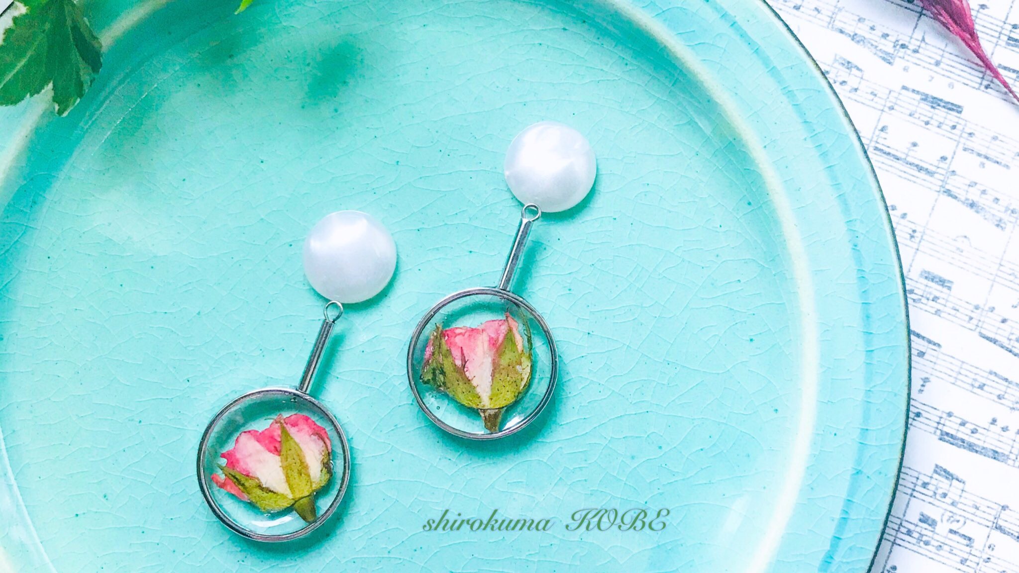 春いろピンクの薔薇のつぼみ & ホワイトマーブルピアス ／ イヤリング