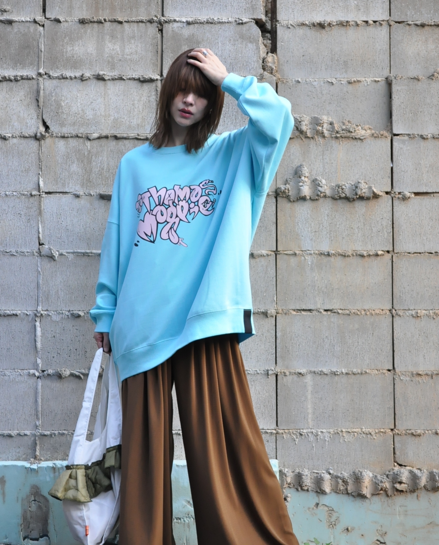 "THOMAS MAGPIE"ポップなロゴスウェット