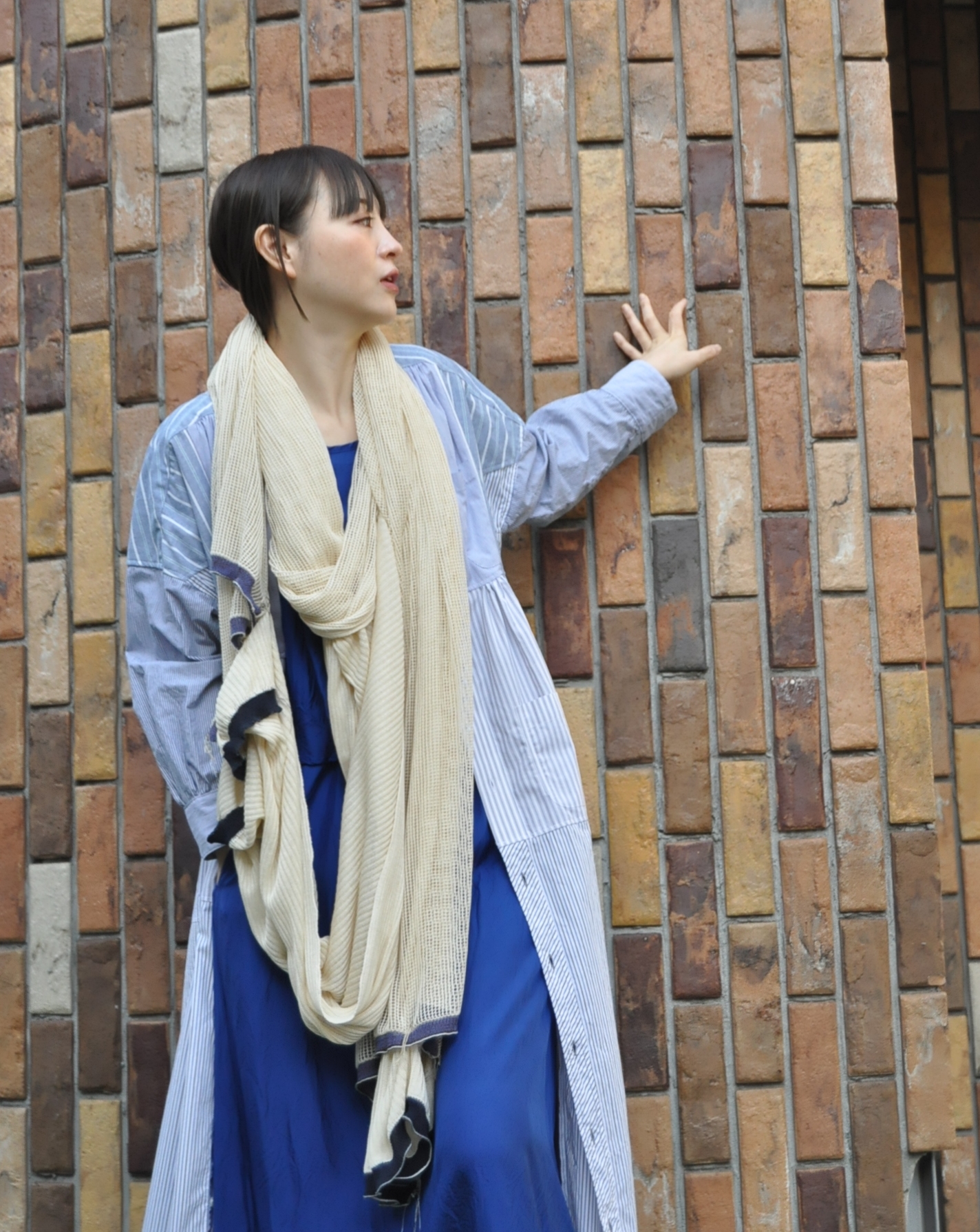 "RehersalL"ストライプワンピースを着る。