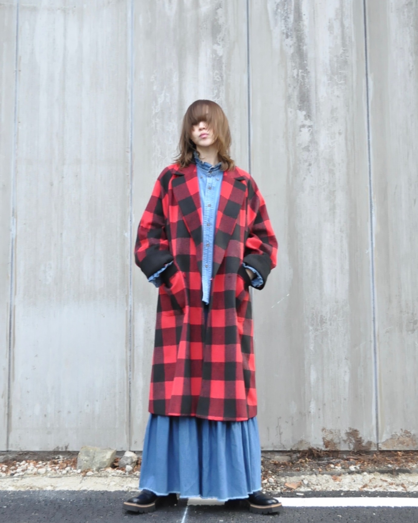 "thomas magpie" チェックコートを着る。