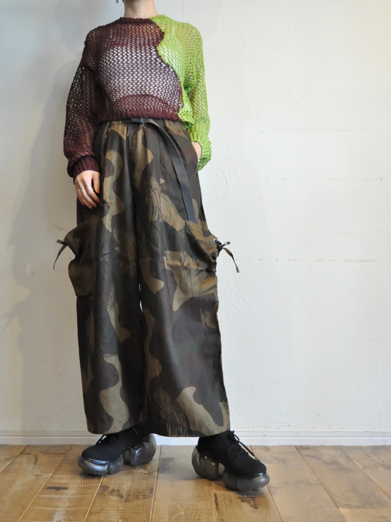 "M53" リネンのカーゴパンツ。