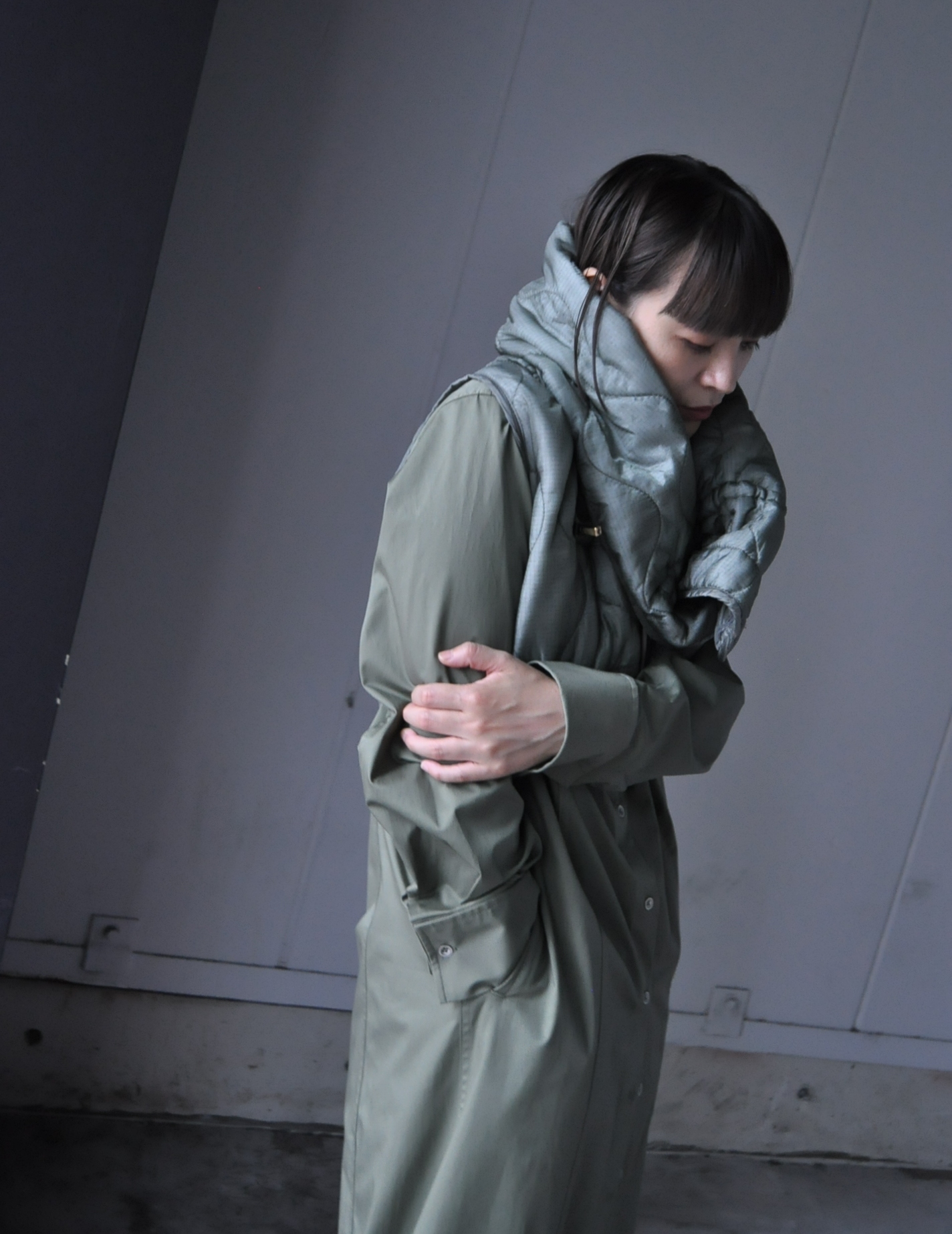 "RehersalL"ライナーベストを着る。
