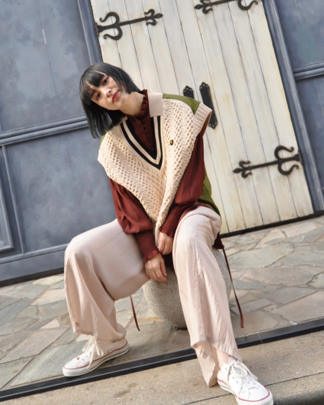 "blanc basque"ニットベストを着る。