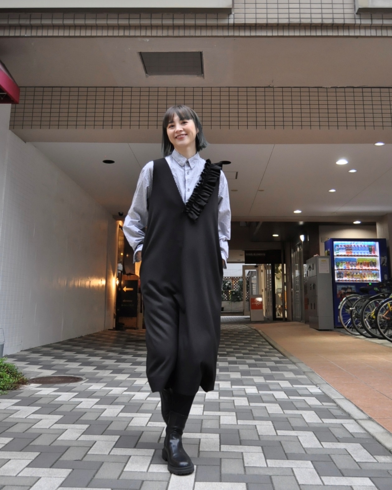 "thomas magpie" ラッフルドレスを着る。