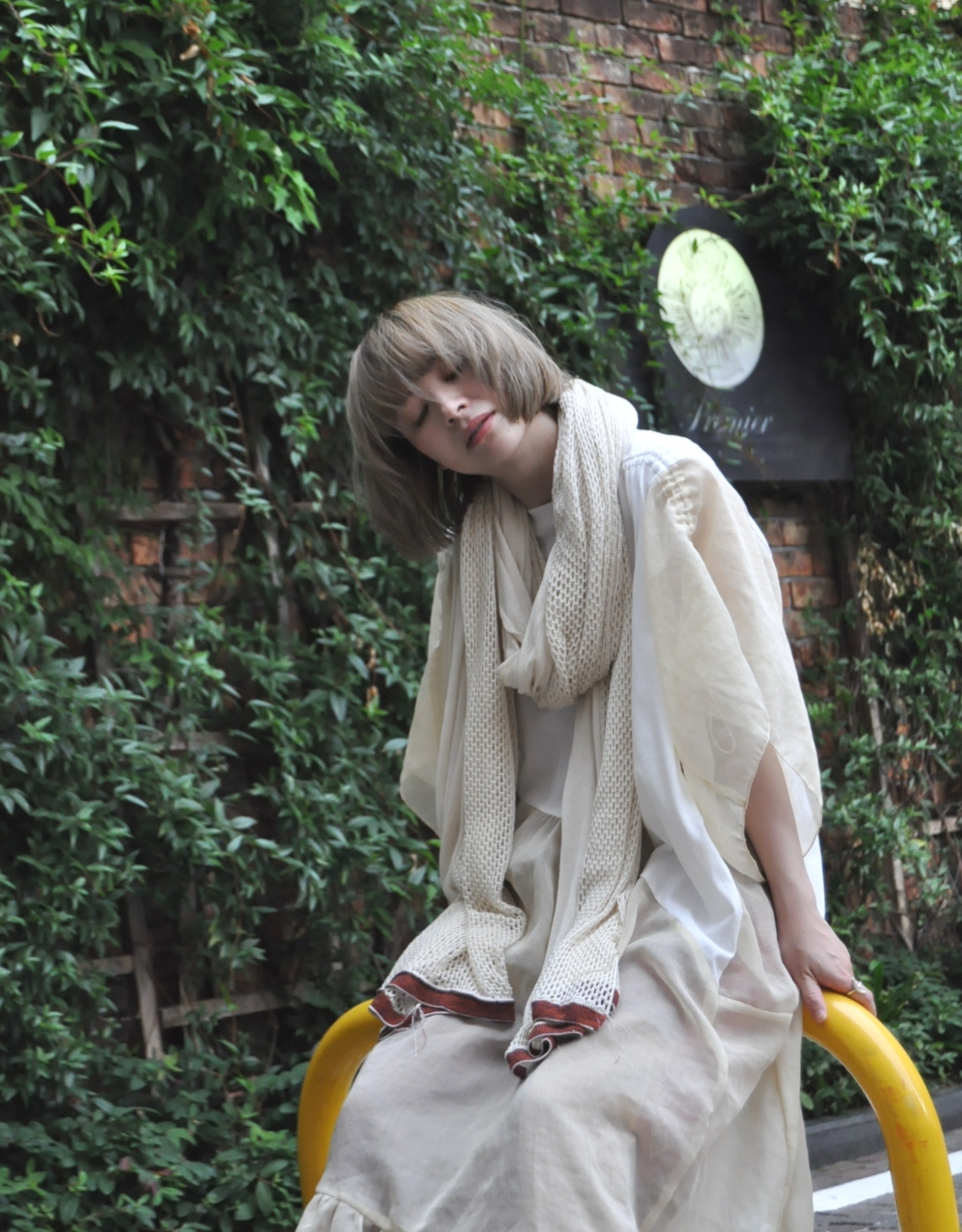 "RehersalL"シフォンワンピースを着る。
