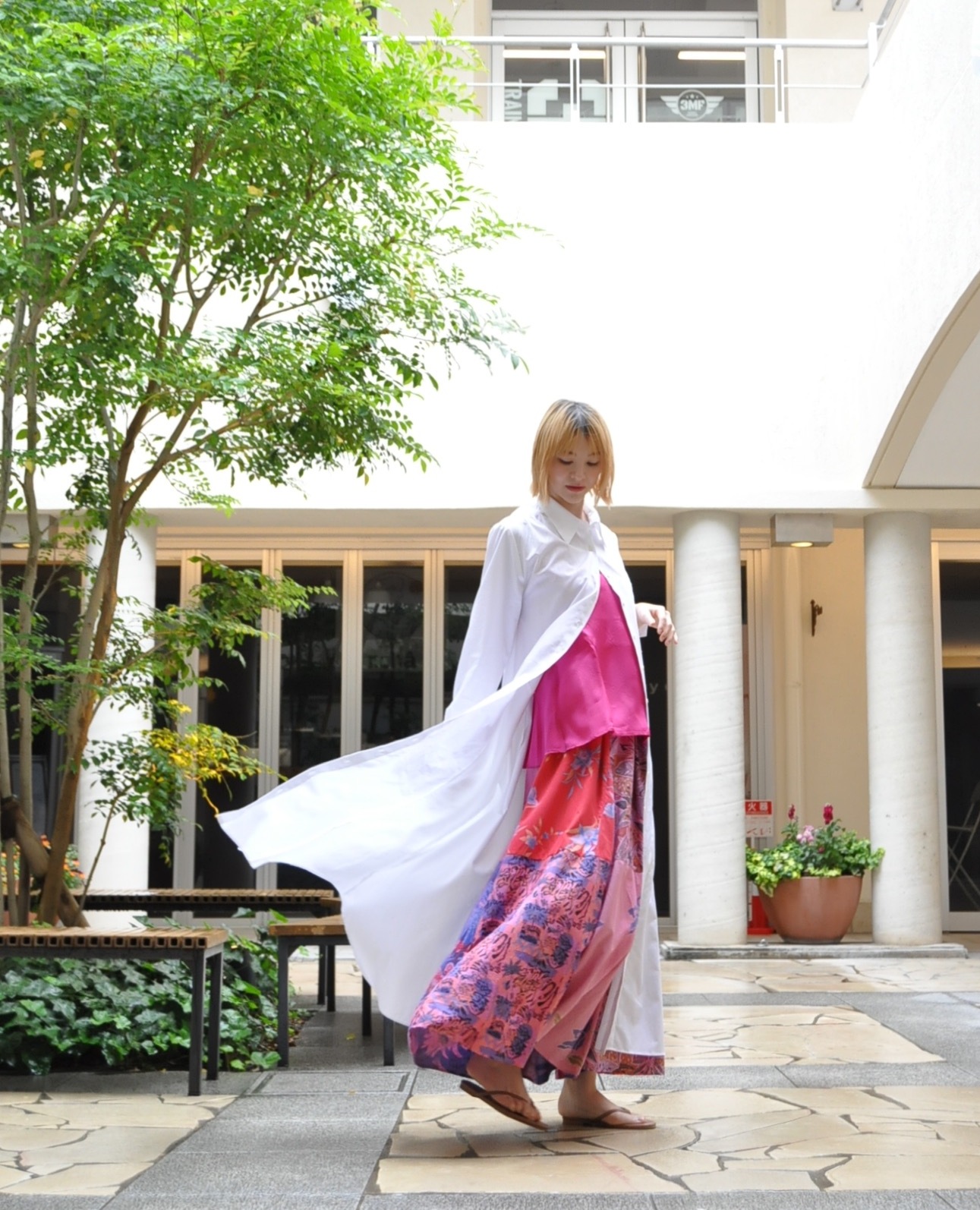 "hippiness"ドビーシャツワンピースを着る。