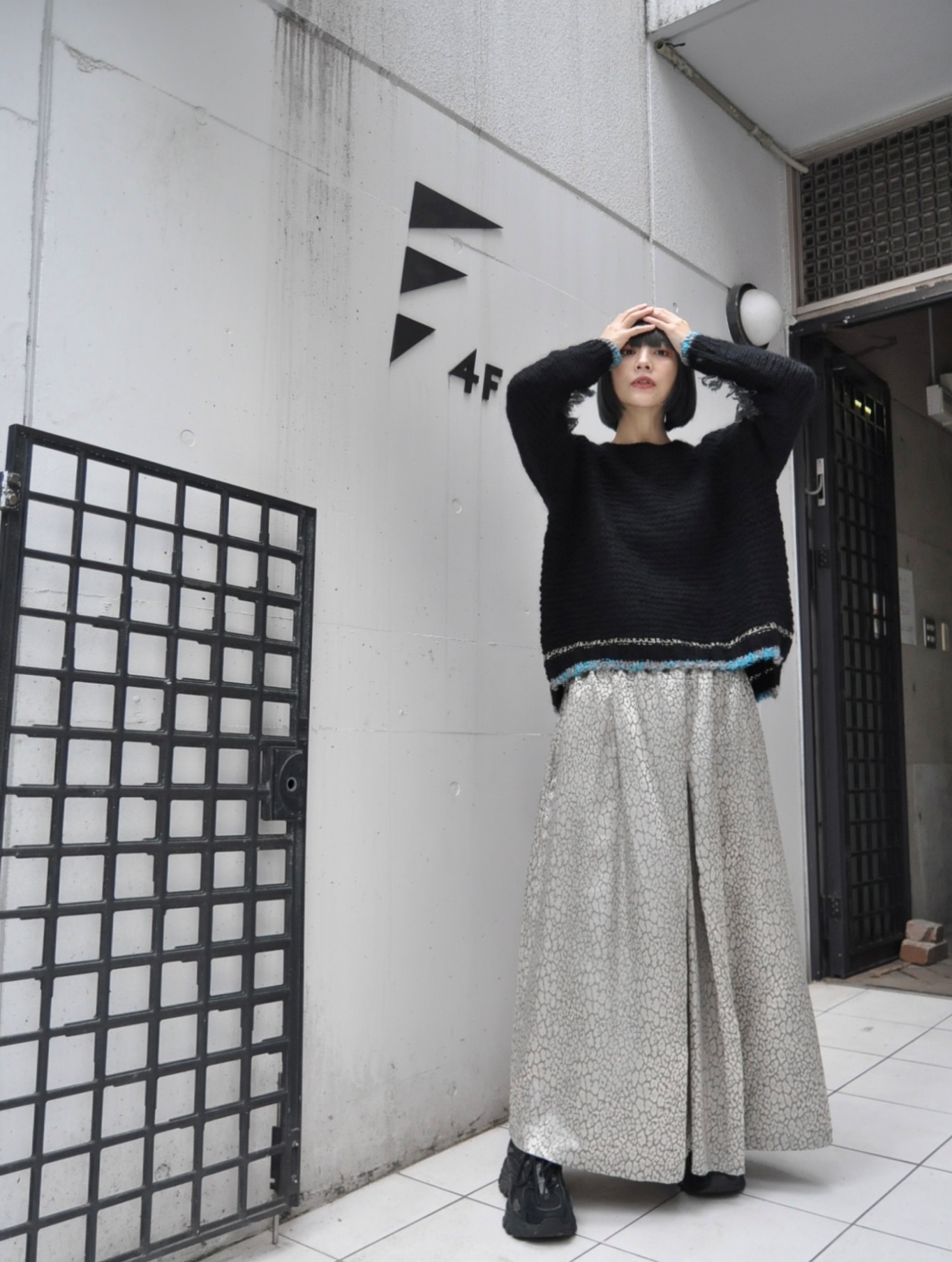"EN'DAY" 黒ニットを着る。