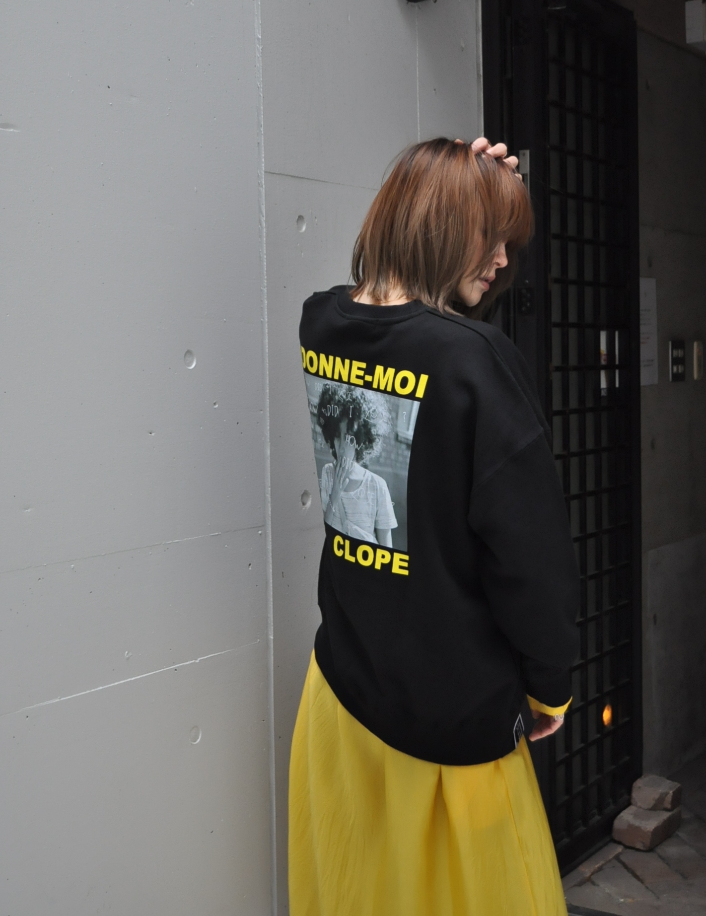 "intoxic."スウェットを着る。