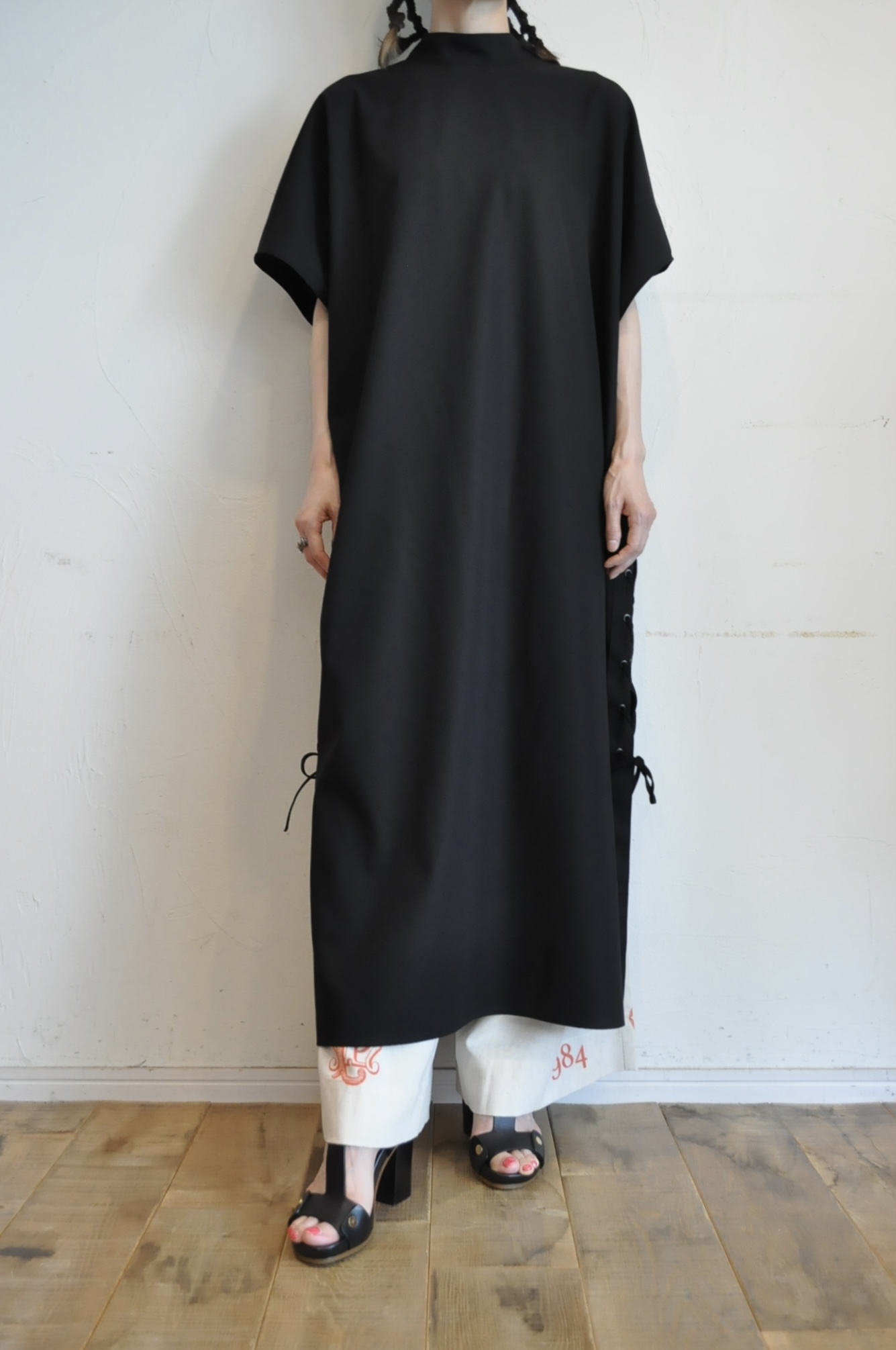 "M53." サイドはレースアップで。