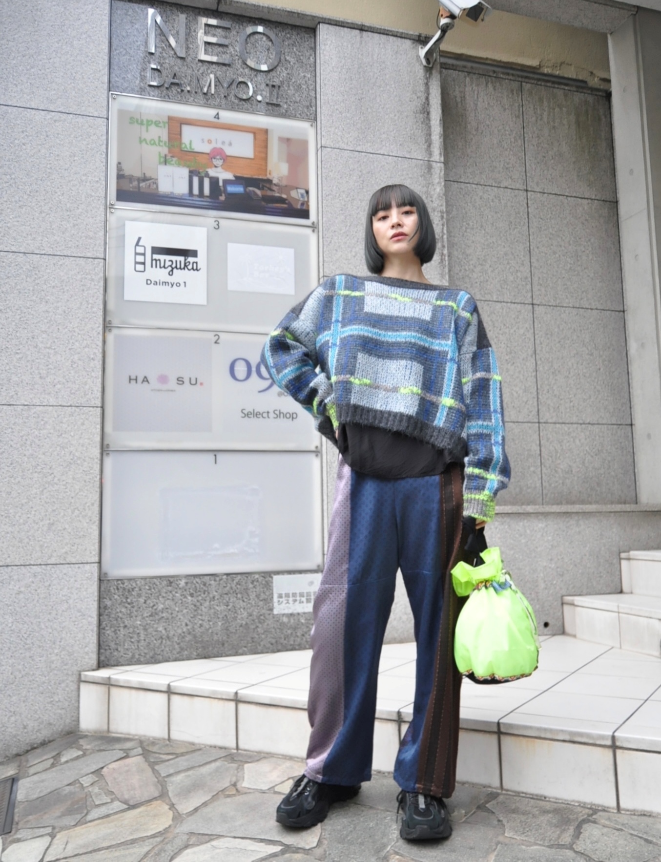 "EN'DAY" チェックニットを着る。
