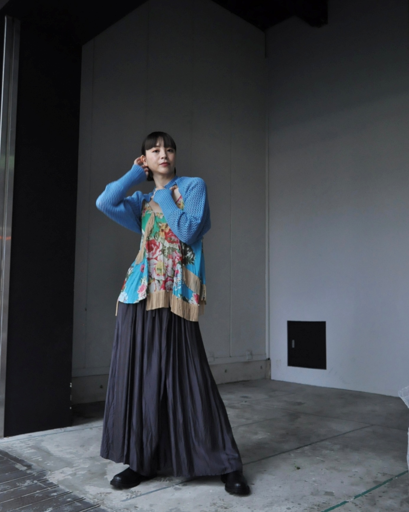 "hipppiness" スリーブニットを着る。