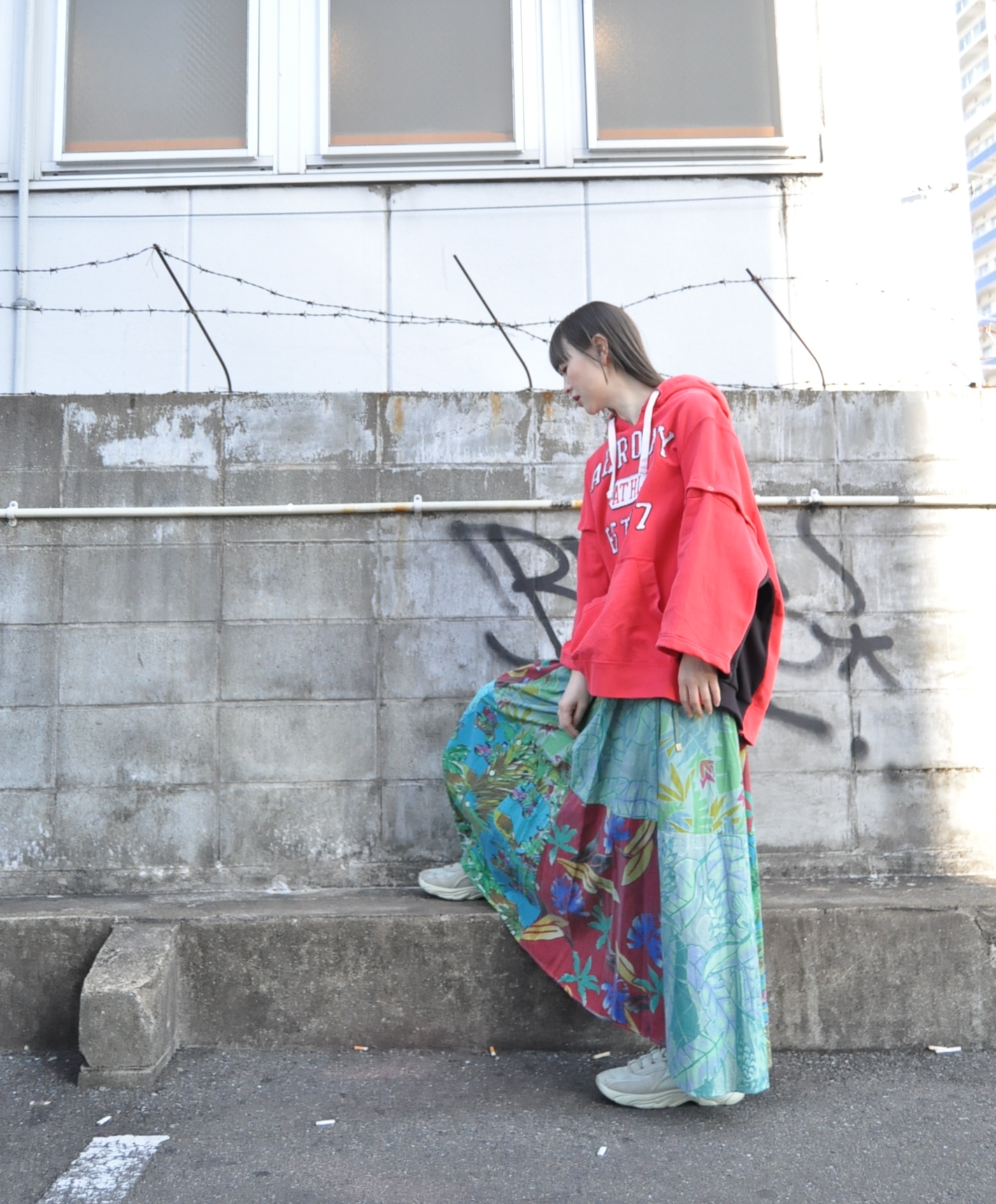 "RehersalL" セパレートスリーブパーカーを着る。