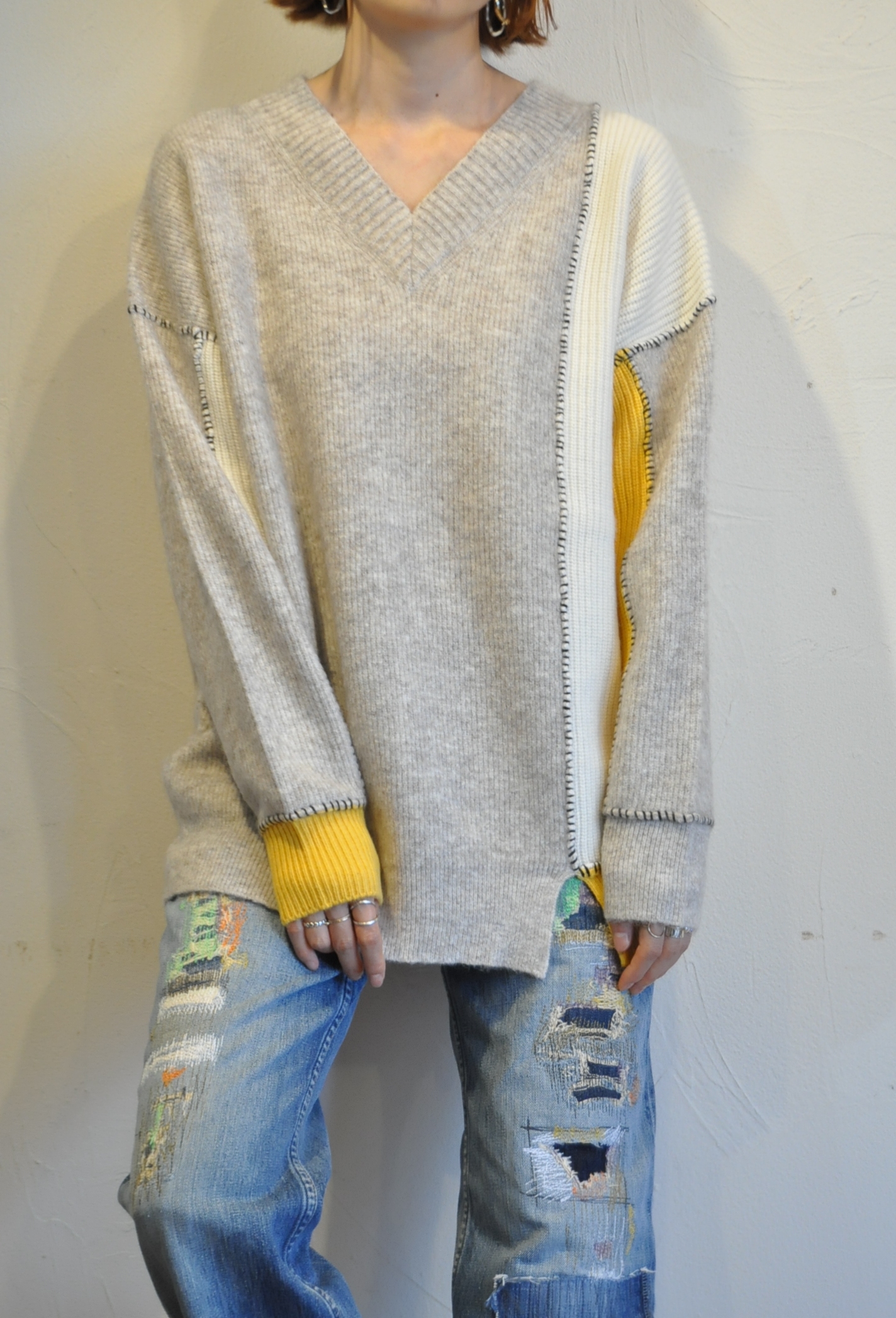 "EN'DAY" ステッチVネックニット。