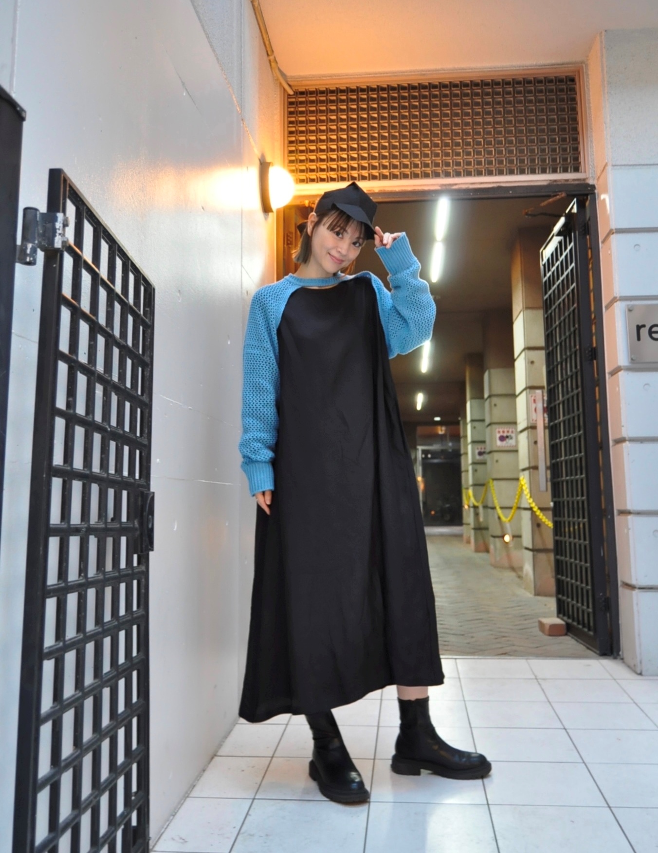 "hippiness" BLACK キキドレスを着る。