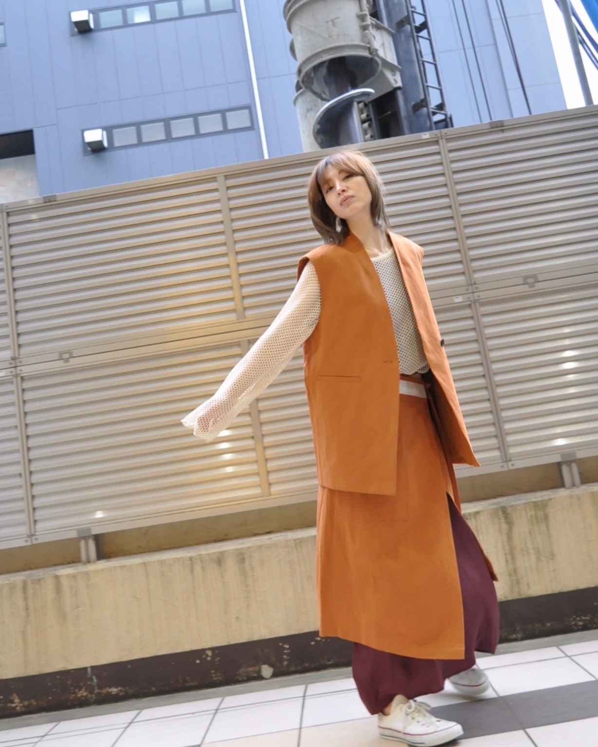 "ANGELINA" ジレ＆ラップスカートを着る。