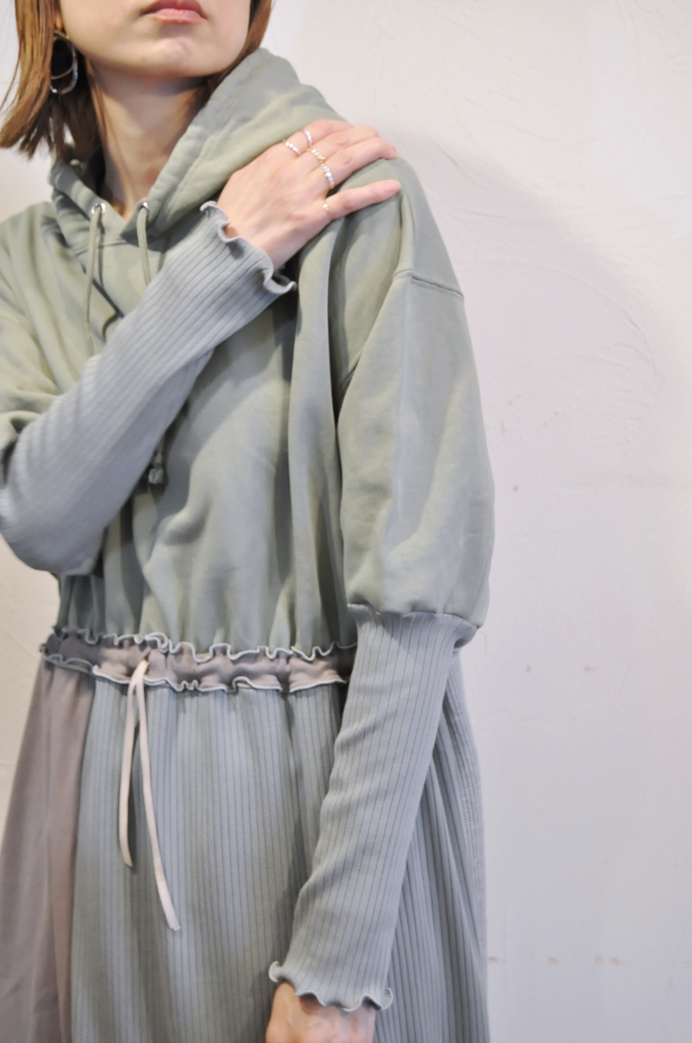 "RehersalL"便利なフードワンピース。