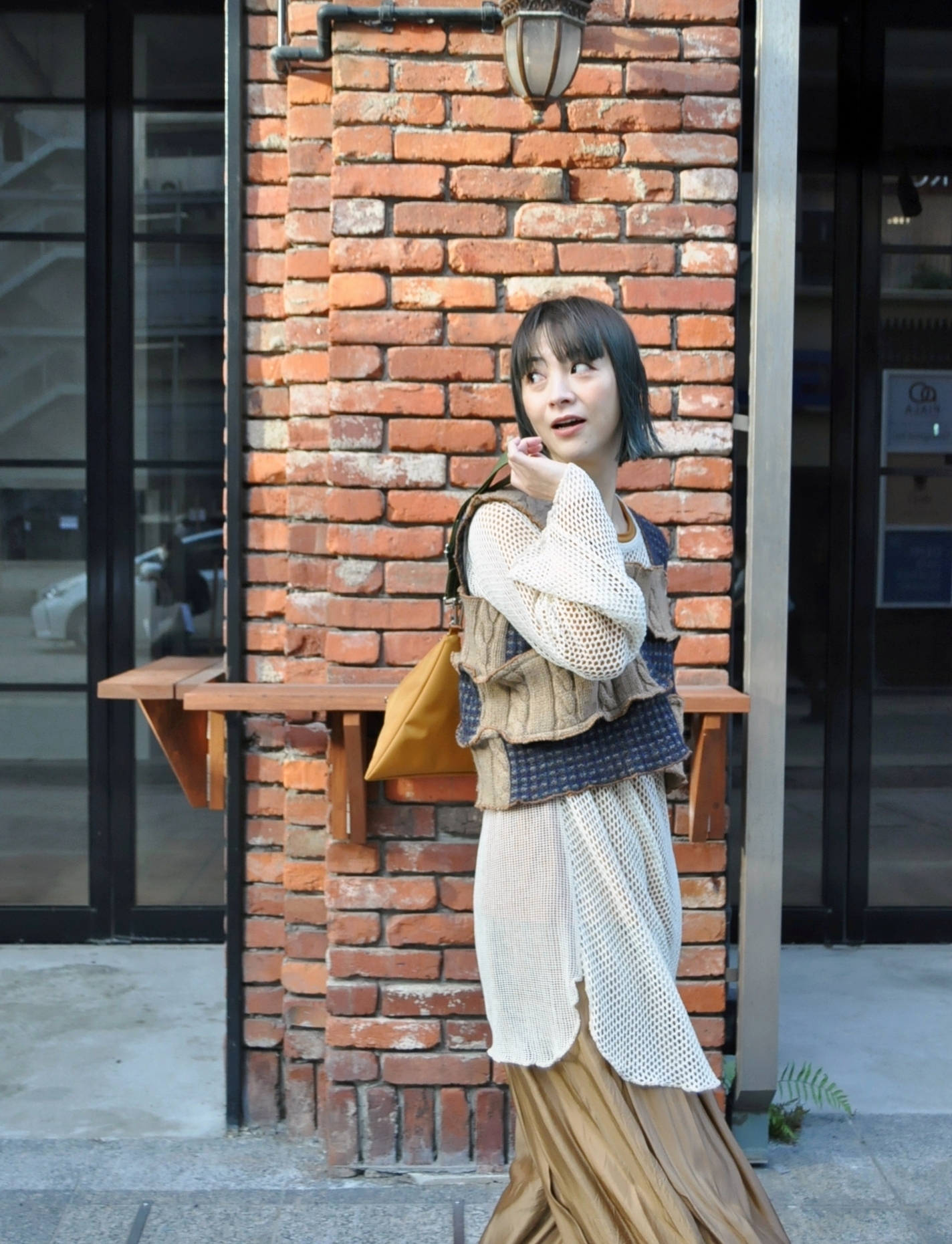 "RehersalL" ニットベストを着る。