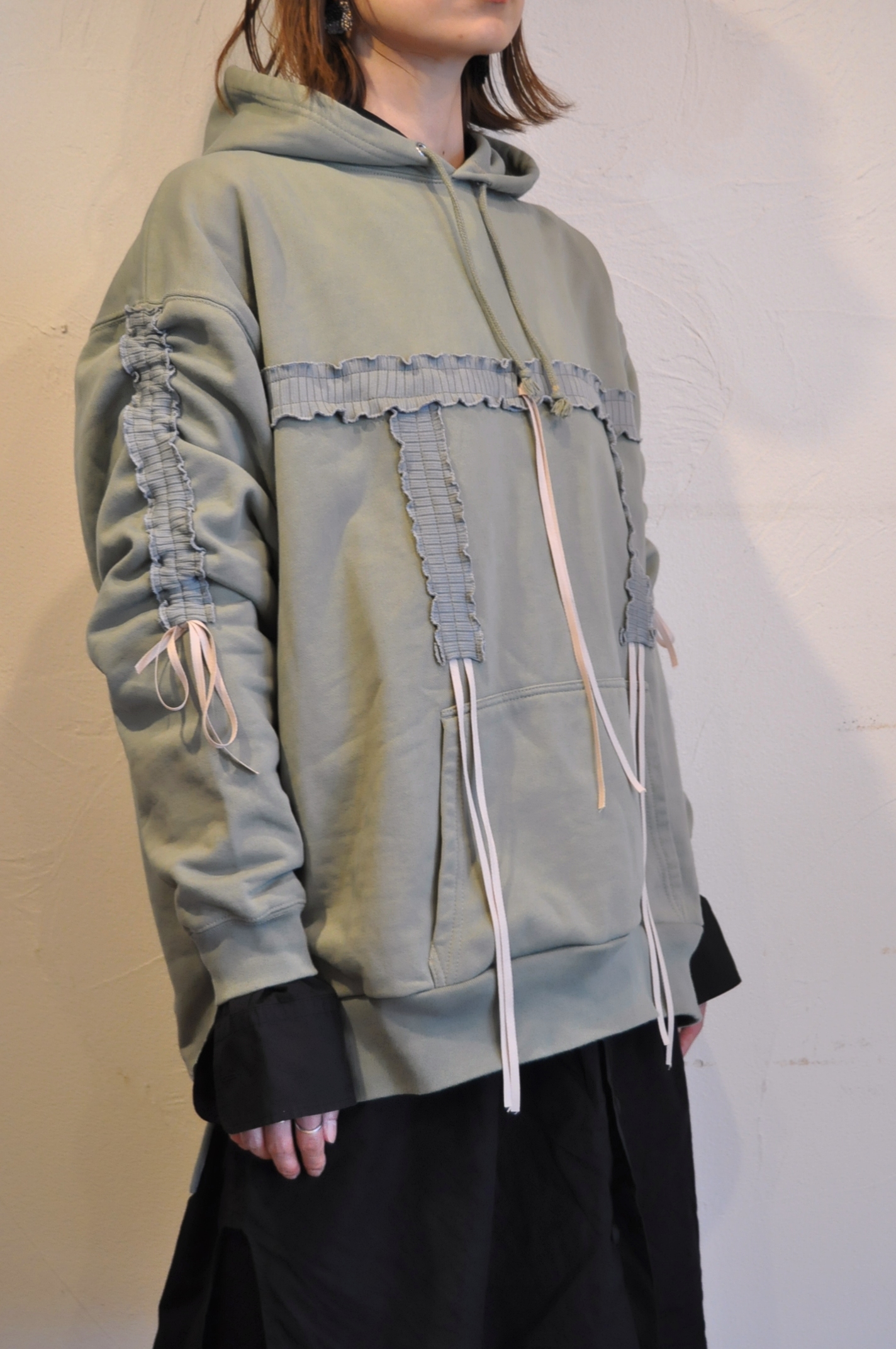 "RehersalL" シャーリングスウェットプルパーカー。