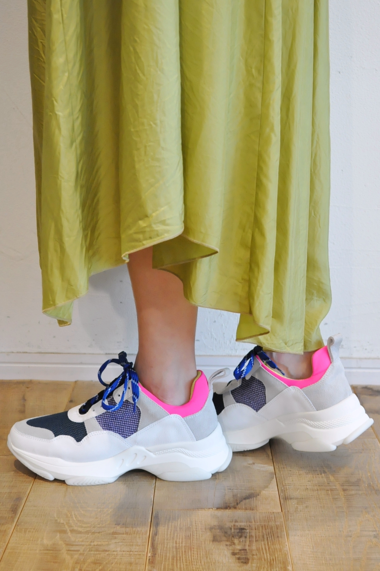 "MANA"ポイントになるデザインスニーカー