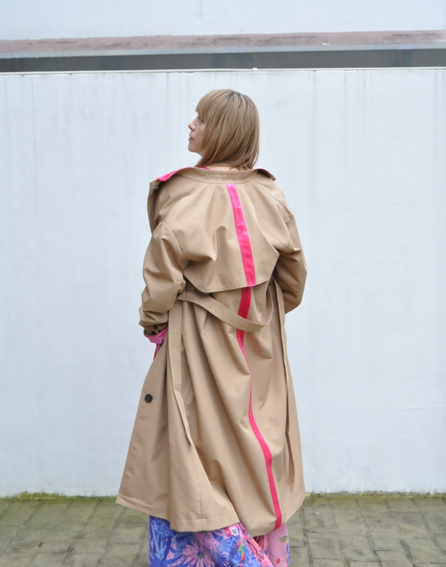 "thomas magpie"back velour line coatを着る。