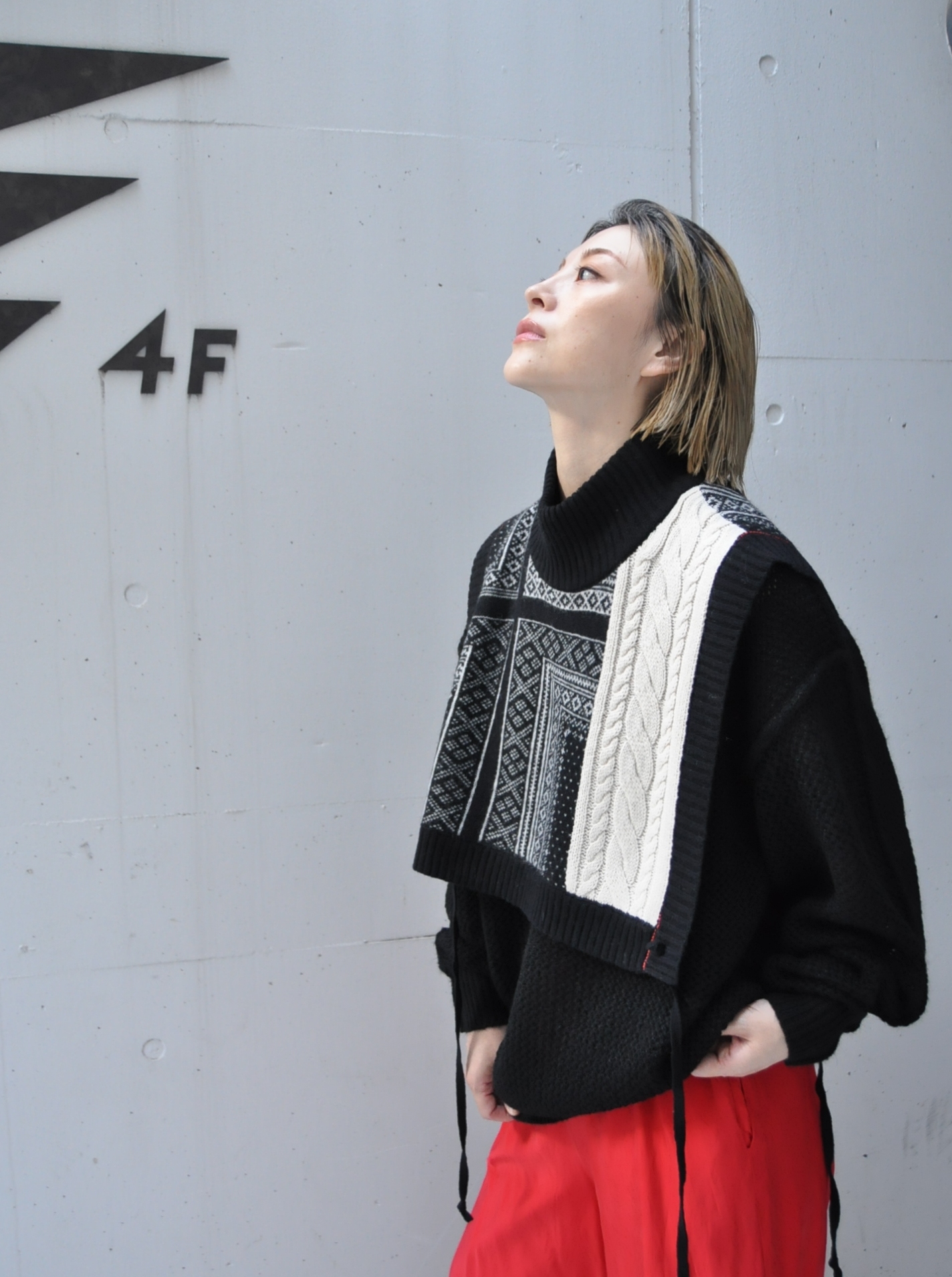 "garance et violette" ケーブルベストを着る。