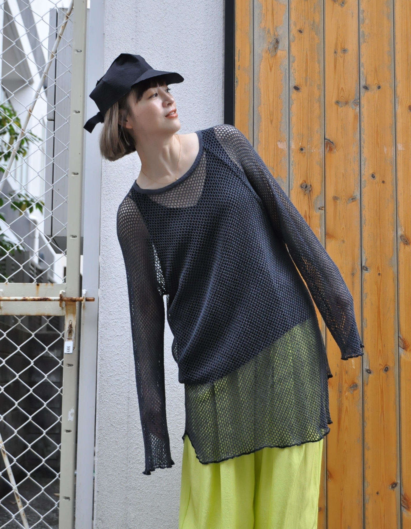 "sandglass"ブラックメッシュを着る。