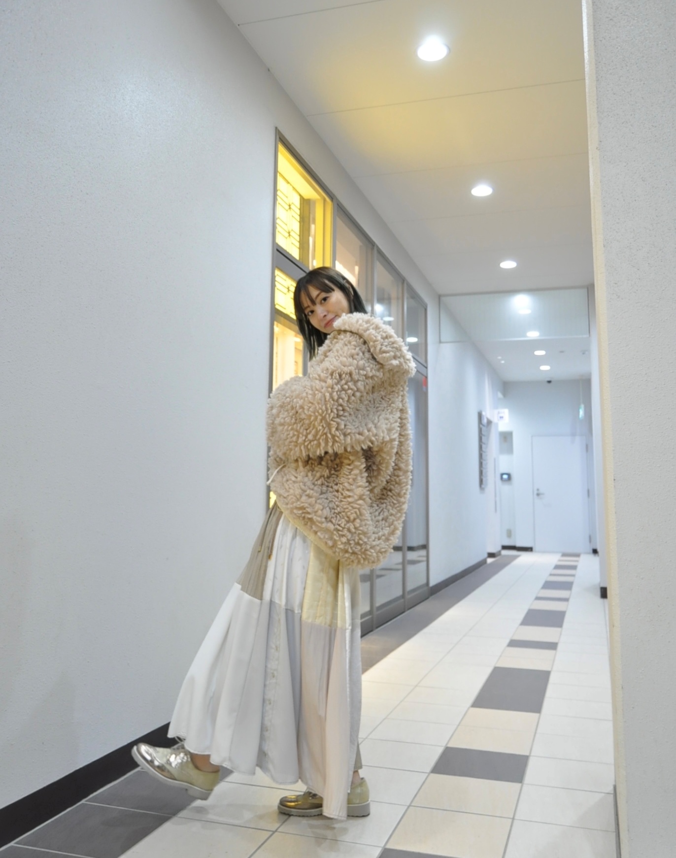 "ANGELINA" ファーコートを着る。