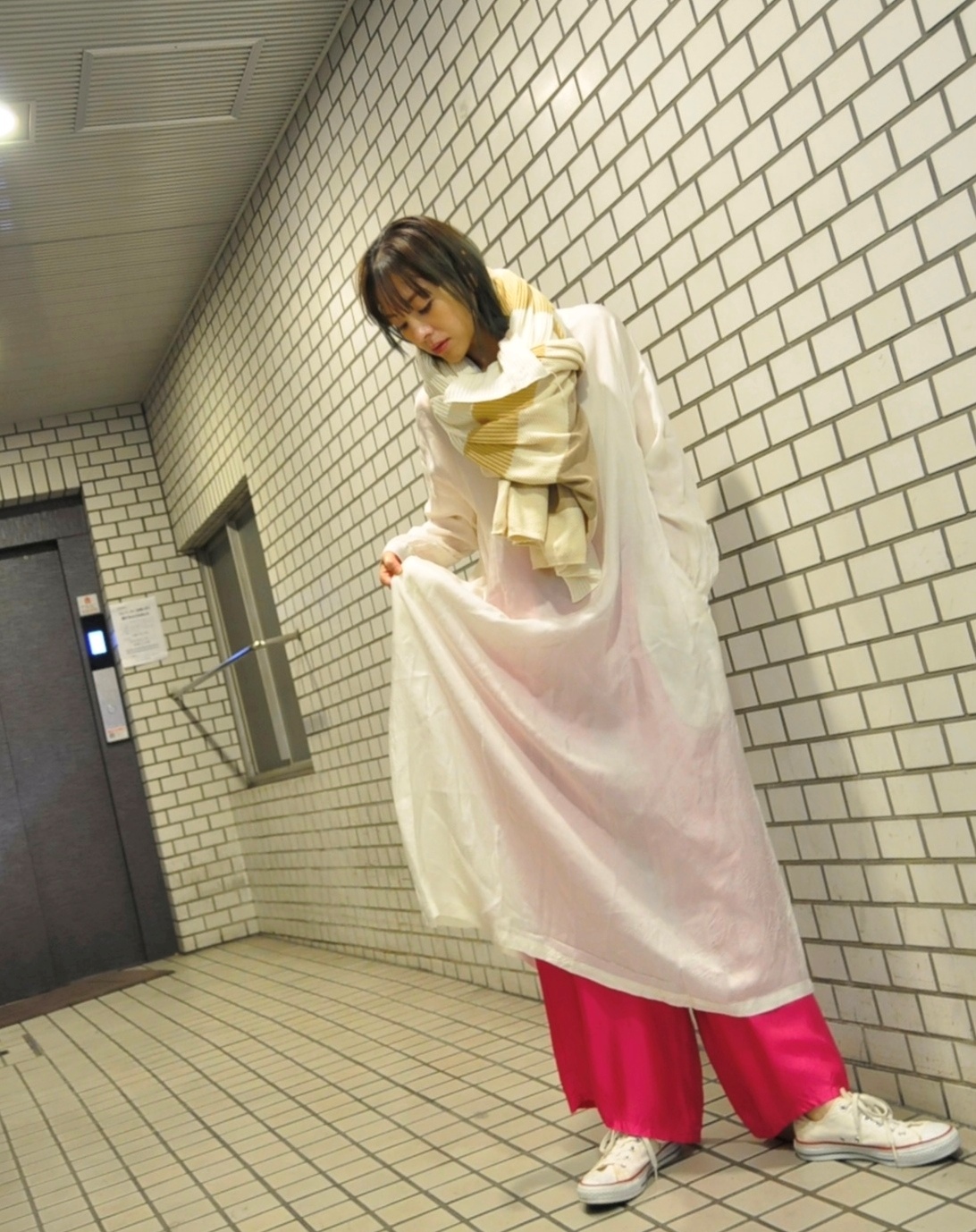 "hippiness" WHITE キキドレスを着る。