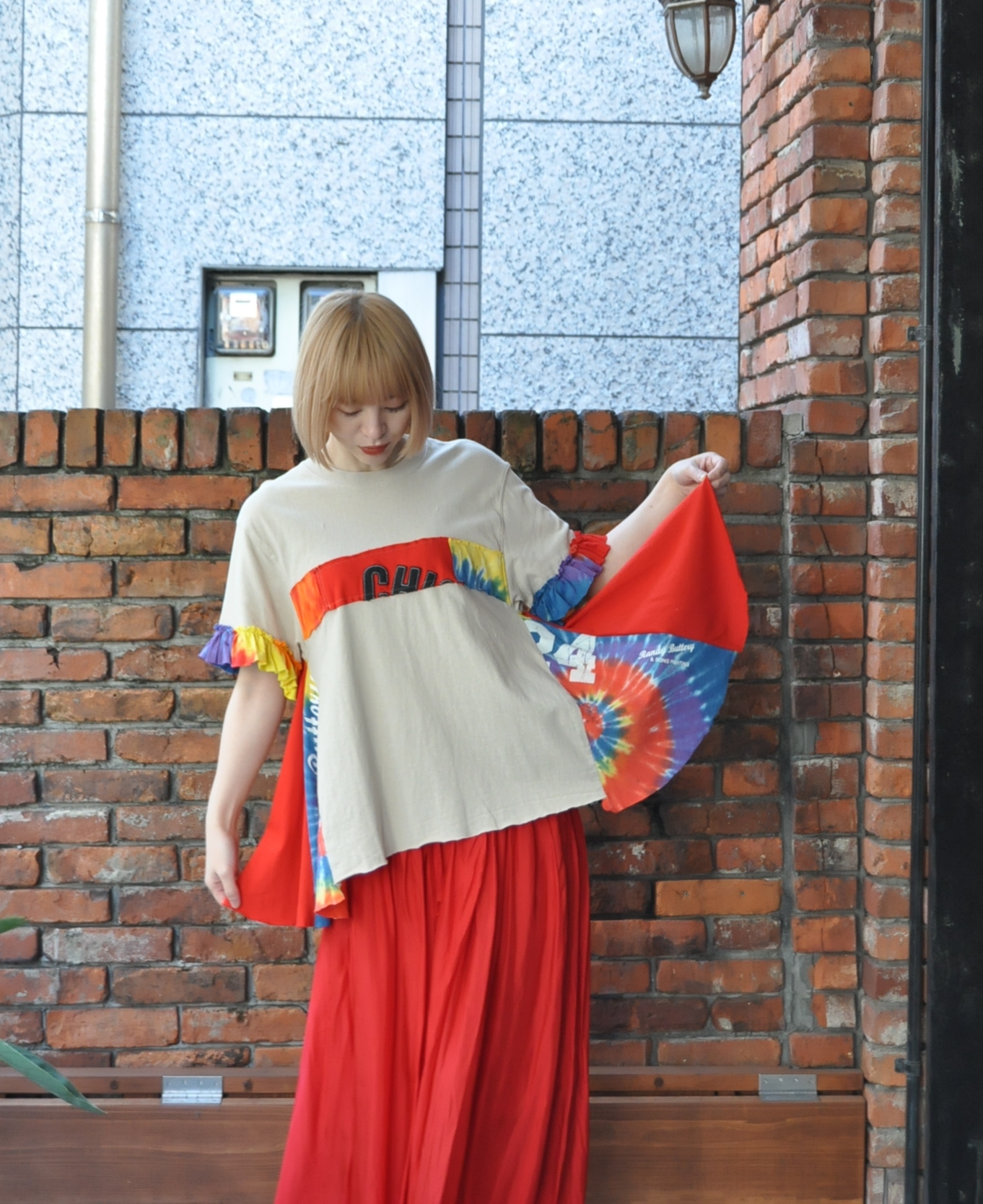 "RehersalL" フリルＴシャツを着る。