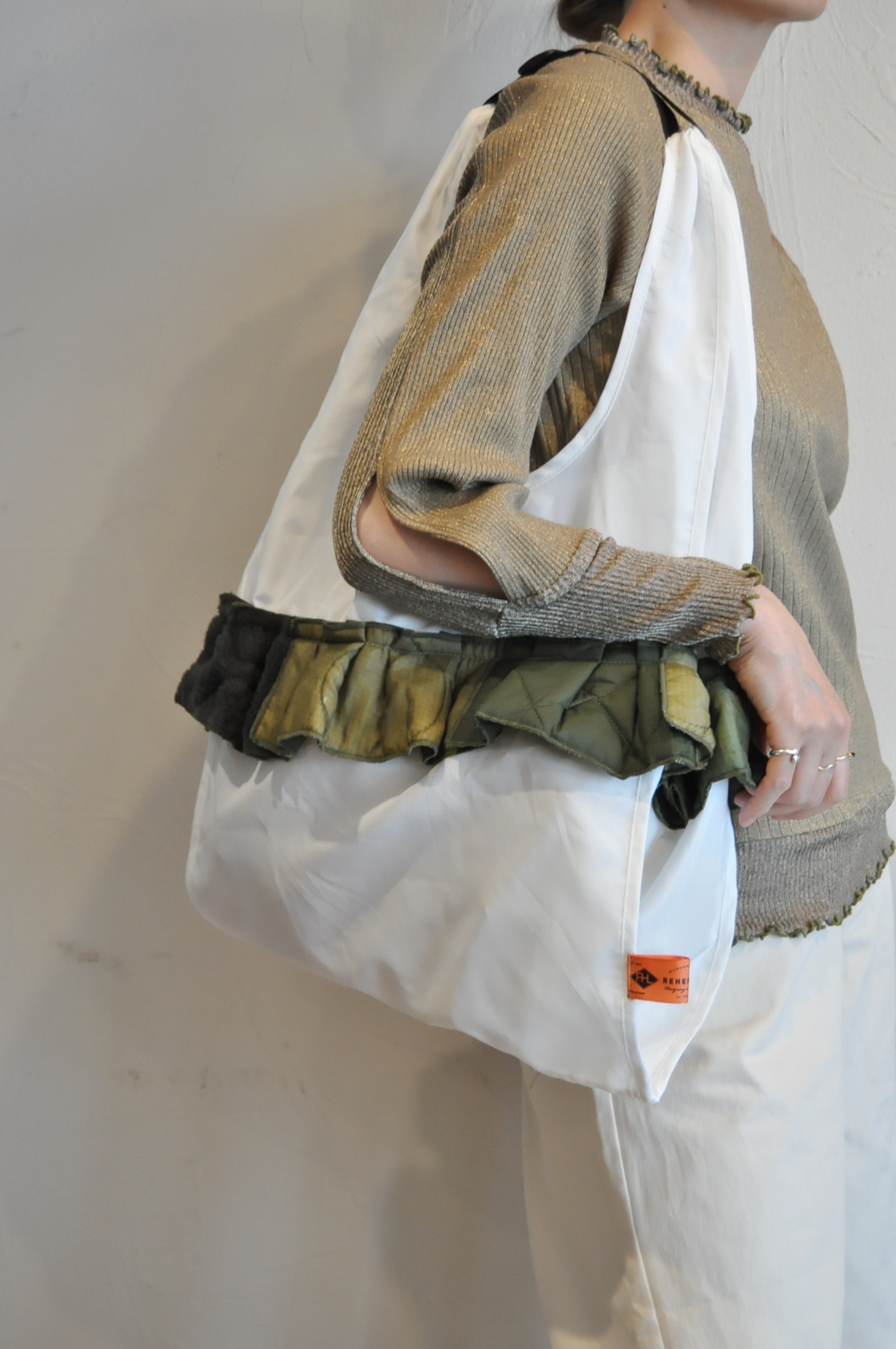 "RehersalL"異素材フリルがポイント