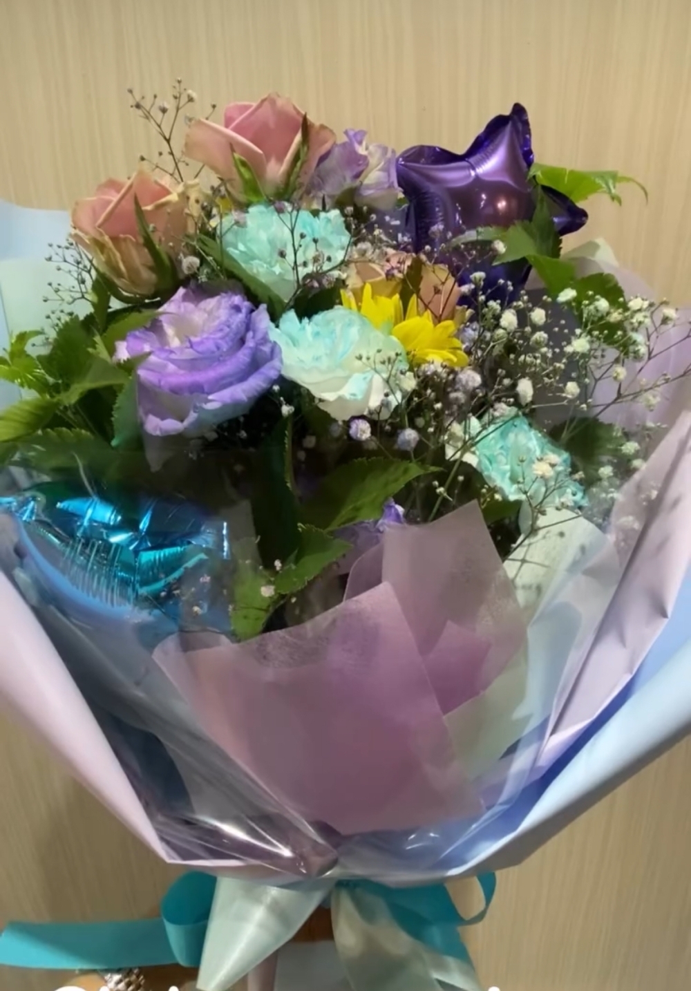 カラフルな生花花束—パステルカラーと星形バルーンで特別な贈り物に