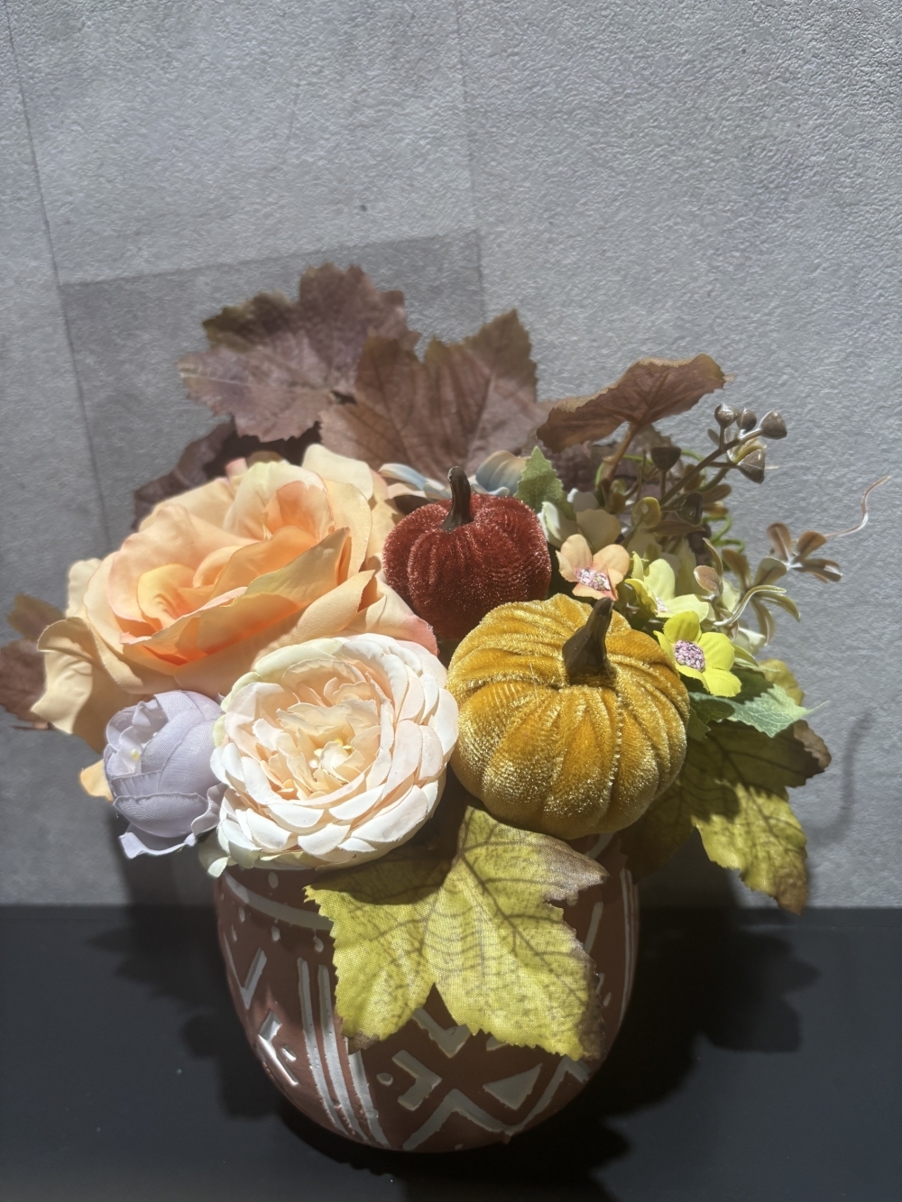 秋の彩りと遊び心を楽しむ!ハロウィン造花アレンジのご紹介