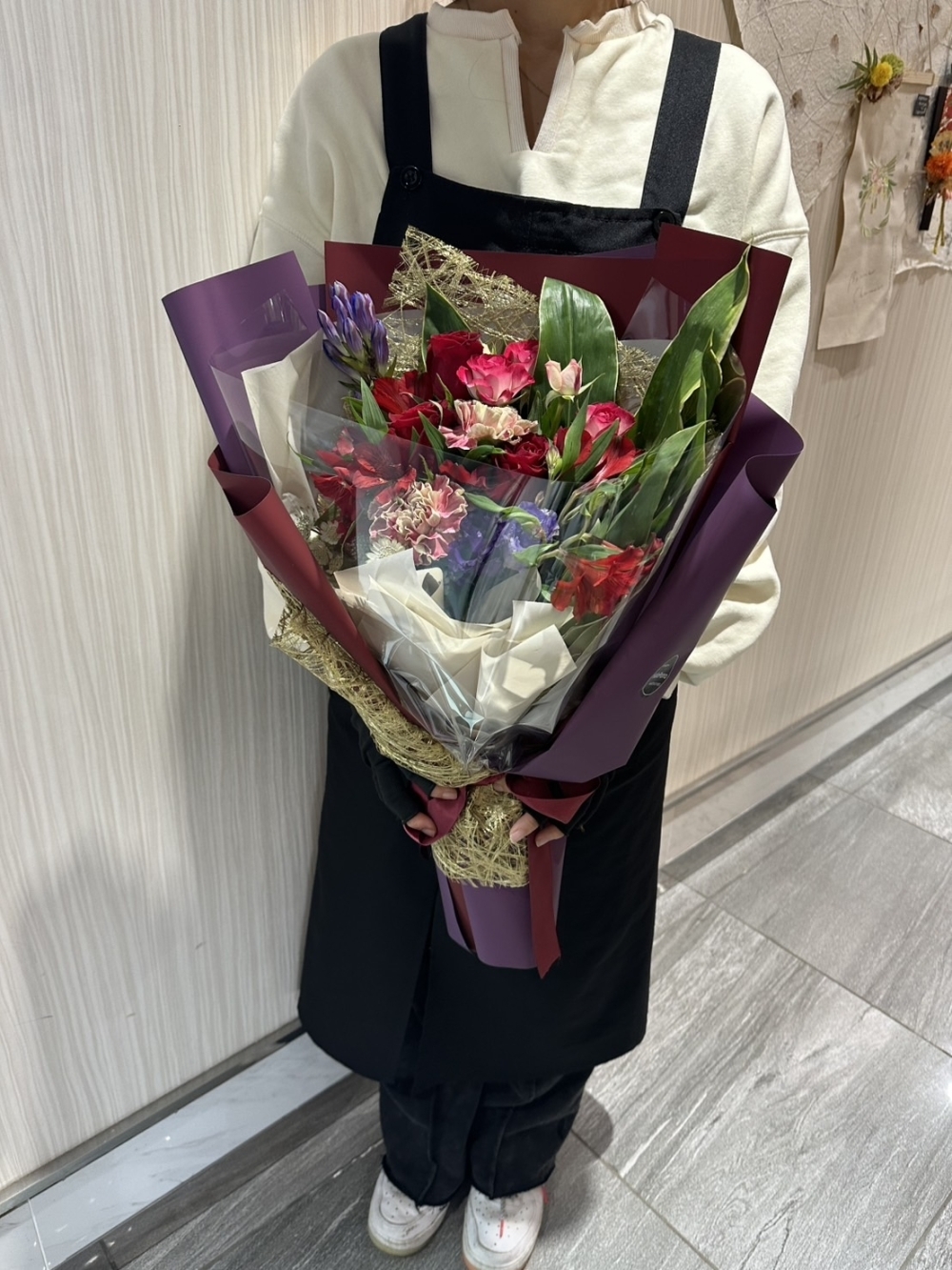 退職の門出に。ボリュームたっぷりのオリジナル花束をお作りしました