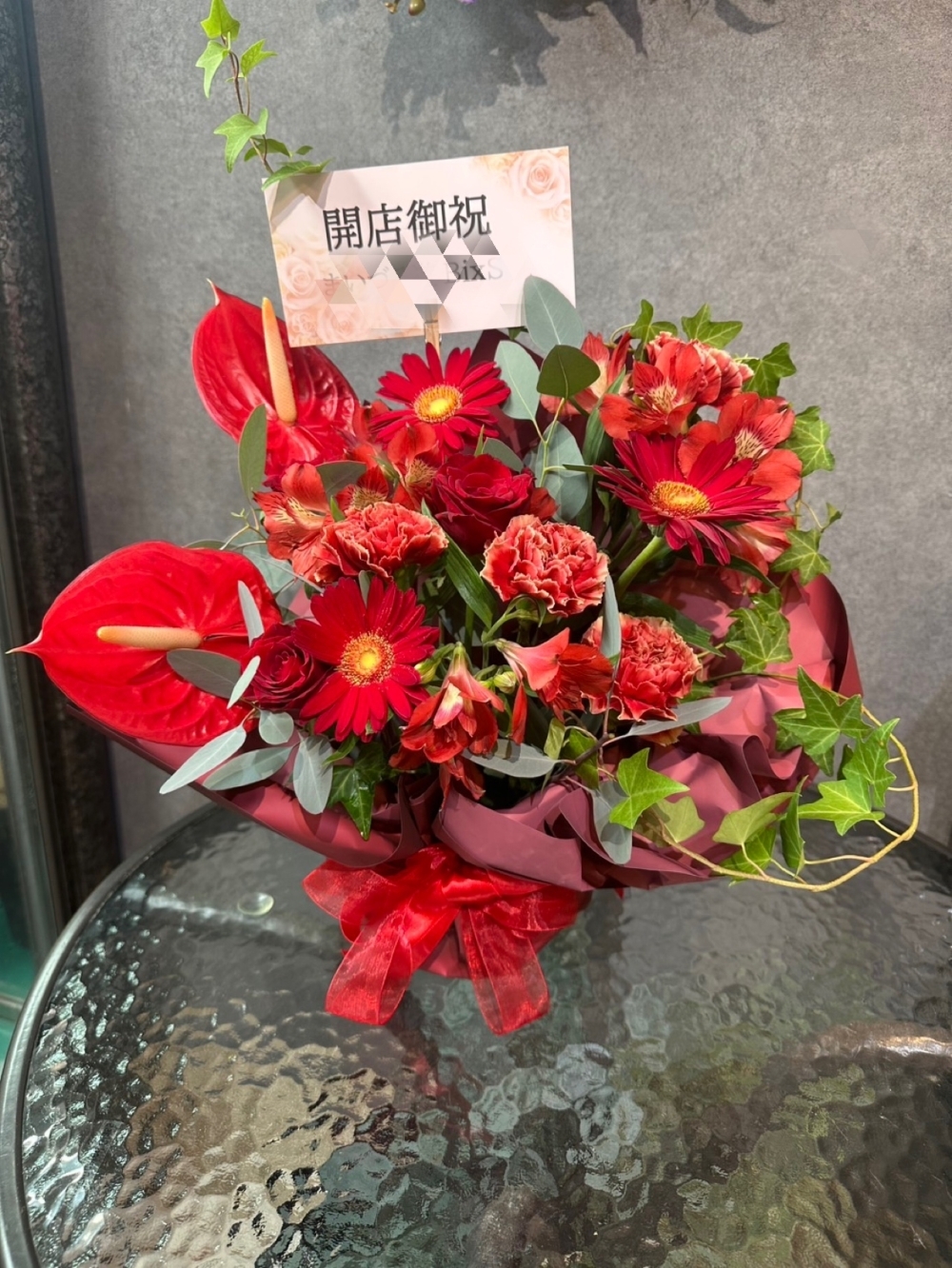 開店祝いにおすすめ!深紅の生花アレンジメントのご紹介
