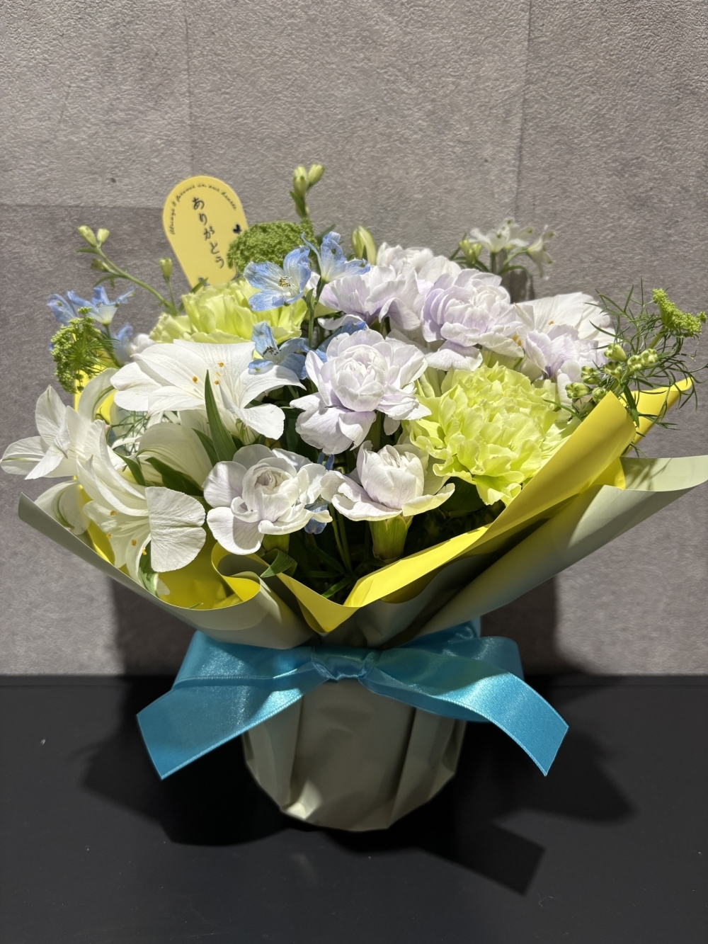 わんちゃんへの想いをお花に込めて—明るく華やかな生花アレンジのご案内