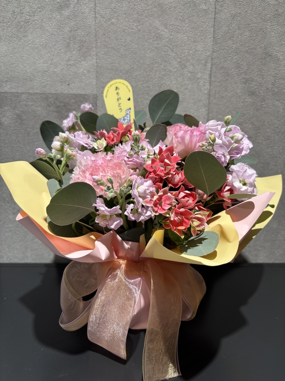 わんちゃんの雌用お供えアレンジ—心を癒す色花で思いを届けます