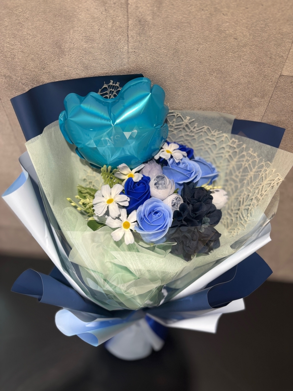 ■誕生日や記念日に—高級感あふれるソープフラワー花束ギフト